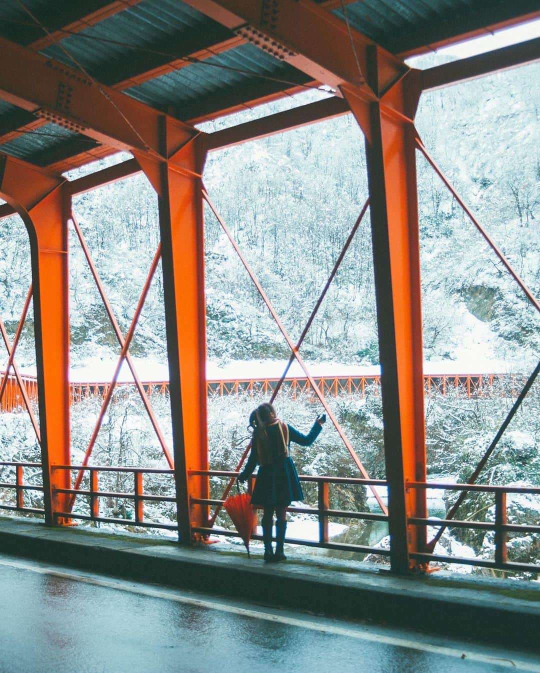 yukiさんのインスタグラム写真 - (yukiInstagram)「・ ・ ・ Wonderful winter days ・ ・ ・ ◉sty830 base shop◉ https://sty830.base.shop/ ・ ・ ・ #新潟 ・  #color #landscape #ig_worldclub #instagramjapan #twilight #2instagood #team_jp #instagram #fpme #ig_photooftheday #somewheremagazine #instagood #TheWeekOnInstagram #good_portraits_world #GPW_members_only #ifyouleave #somewheremagazine #vscogoodshot #nature #chasinglight #leicaphotography #portraitphotography #portrait #shadows #reflection #cherryblossom #winter」12月14日 19時21分 - sty830