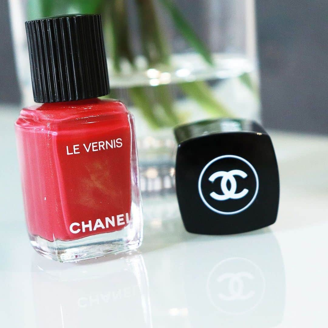 常岡珠希さんのインスタグラム写真 - (常岡珠希Instagram)「Today’s nail  #CHANEL #ヴェルニロングトゥニュ 586 ROSEPRODIGIOUS  赤だけど、ほんのちょっとバイオレット要素もあるようなカラー。チラチララメ入りなのがとっても可愛い！冬はやっぱり赤っぽいネイル、したくなる〜。  #コスメ #化粧品 #ネイル #セルフネイル #セルフネイラー #ポリッシュ #マニキュア #ネイルポリッシュ #ポリッシュネイル #シャネル #ヴェルニロングトゥニュ586 #ROSEPRODIGIOUS #赤ネイル #nail #manicure #nailsmagazin #美活 #美容 #美意識」12月14日 19時22分 - tamaki.tsuneoka