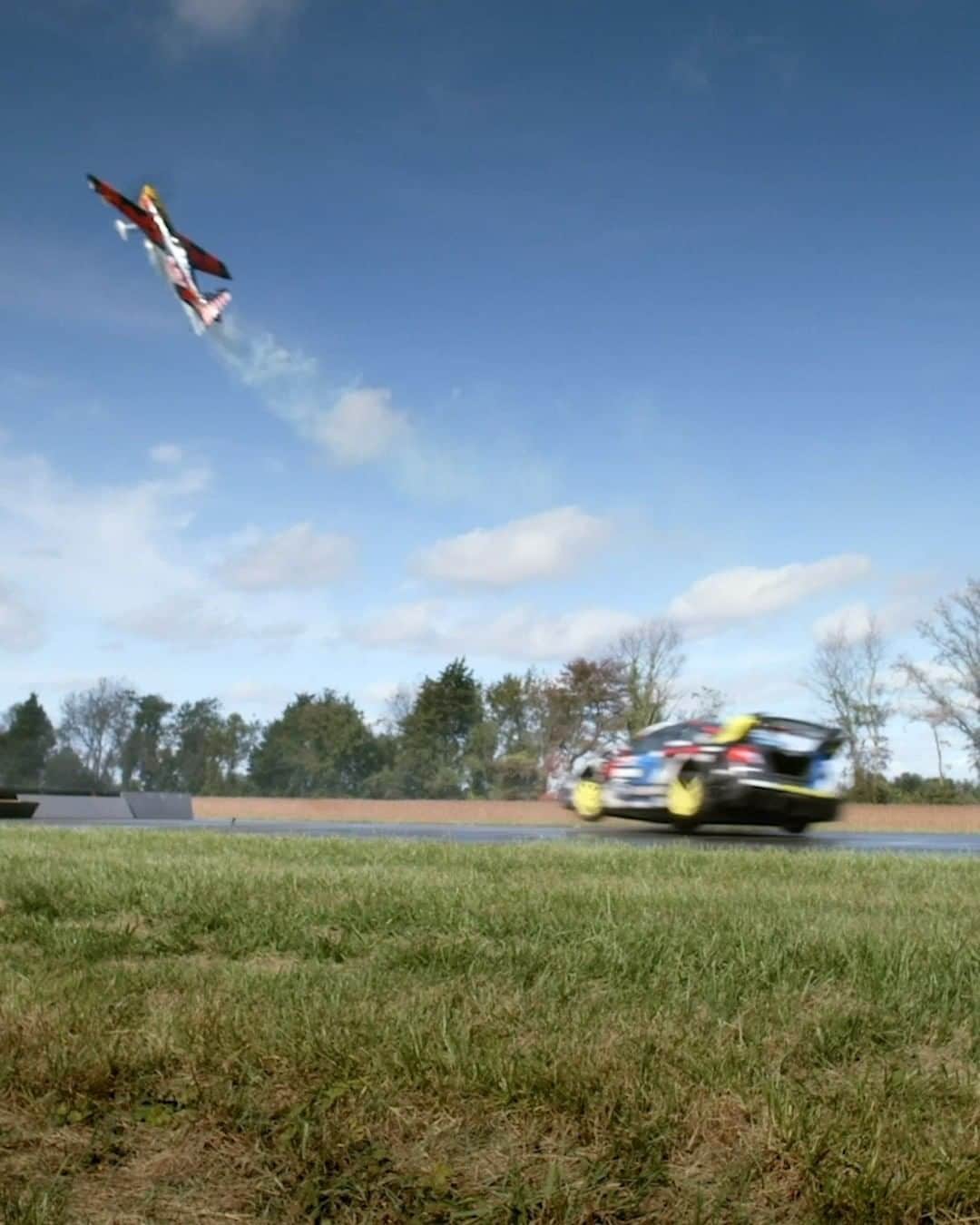 レッドブルのインスタグラム：「16 seconds of pure 🤯 🔥  🚗 : @travispastrana @thehoonigans  ✈️ : @kirbychambliss  #redbull #givesyouwiiings #motorsports #gymkhana #199」