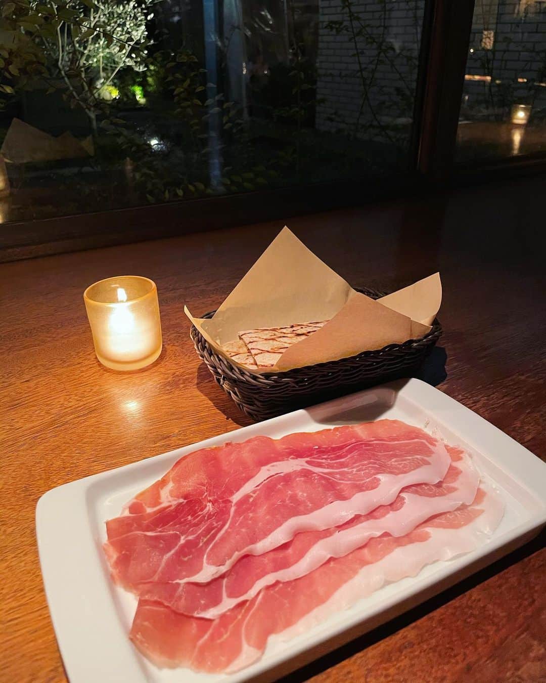 SAEKAさんのインスタグラム写真 - (SAEKAInstagram)「CICADA❤︎  環地中海料理を楽しむ 表参道のリゾート空間。 アジアを感じる神秘的な雰囲気と ダウンライトの大人な感じのレストラン🌹 ワインに合うお料理の数々に 話も弾みすぎてhappy time🍽  私の好みを全てわかってくれて @miku427 ちゃんありがと❤︎  #東京 #表参道 #cicada #cicada表参道  #美食 #美食家 #ワイン好き #食べログ #食べすたぐらむ #冴ログ」12月14日 19時22分 - saeka0220