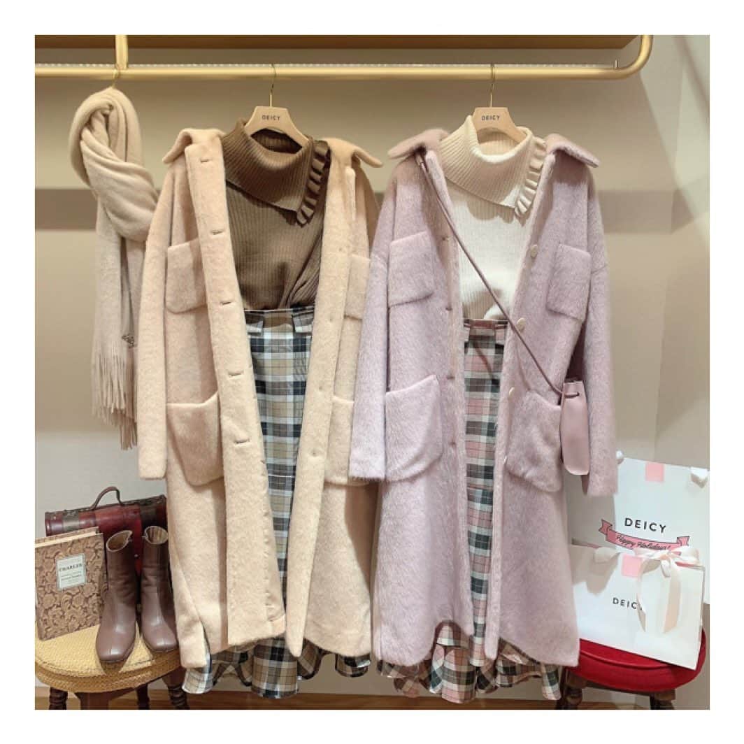 のインスタグラム：「❤︎𝕥𝕨𝕚𝕟𝕤 𝕔𝕠𝕠𝕣𝕕𝕚𝕟𝕒𝕥𝕖❤︎ ↪︎which one do you like…??💭  ♡┈┈┈┈┈┈┈┈┈┈┈┈┈┈┈♡  大阪店スタッフイチオシのオーバーポケットコートに、 大人気のチェックウールマーメイドスカートをマッチング…♡  タートルフリルニットは着回し力抜群の万能アイテム。  皆様はどちらのカラーがお好きですか？💐  ♡┈┈┈┈┈┈┈┈┈┈┈┈┈┈┈♡  【営業時間】﻿ 月〜土：11:00〜21:00﻿ 日：11:00〜20:00﻿ ﻿ DEICY 大阪店﻿ ☎︎06-6372-1325﻿ ﻿ ■なお、お客様に安心して﻿ お買物をしていただけるよう、﻿ 新型コロナウィルス感染拡大防止策を﻿ 講じた上で営業いたします。﻿ ﻿ ご来店いただくお客様には﻿ ご不便をおかけすることもございますが、﻿ 何卒ご理解・ご協力を賜りますよう﻿ 心よりお願い申し上げます。  ♡┈┈┈┈┈┈┈┈┈┈┈┈┈┈┈♡ #deicy #mecouture #deicyosaka #fashion #coordinate #twins #twinscode #デイシー #ミークチュール #デイシー大阪 #大阪 #梅田 #梅田エスト #梅田est #冬コーデ #双子コーデ #スカート #マーメイドスカート #コート #ピンク #ピンクコーデ #ブラウンコーデ #チェックスカート #冬 #冬服」