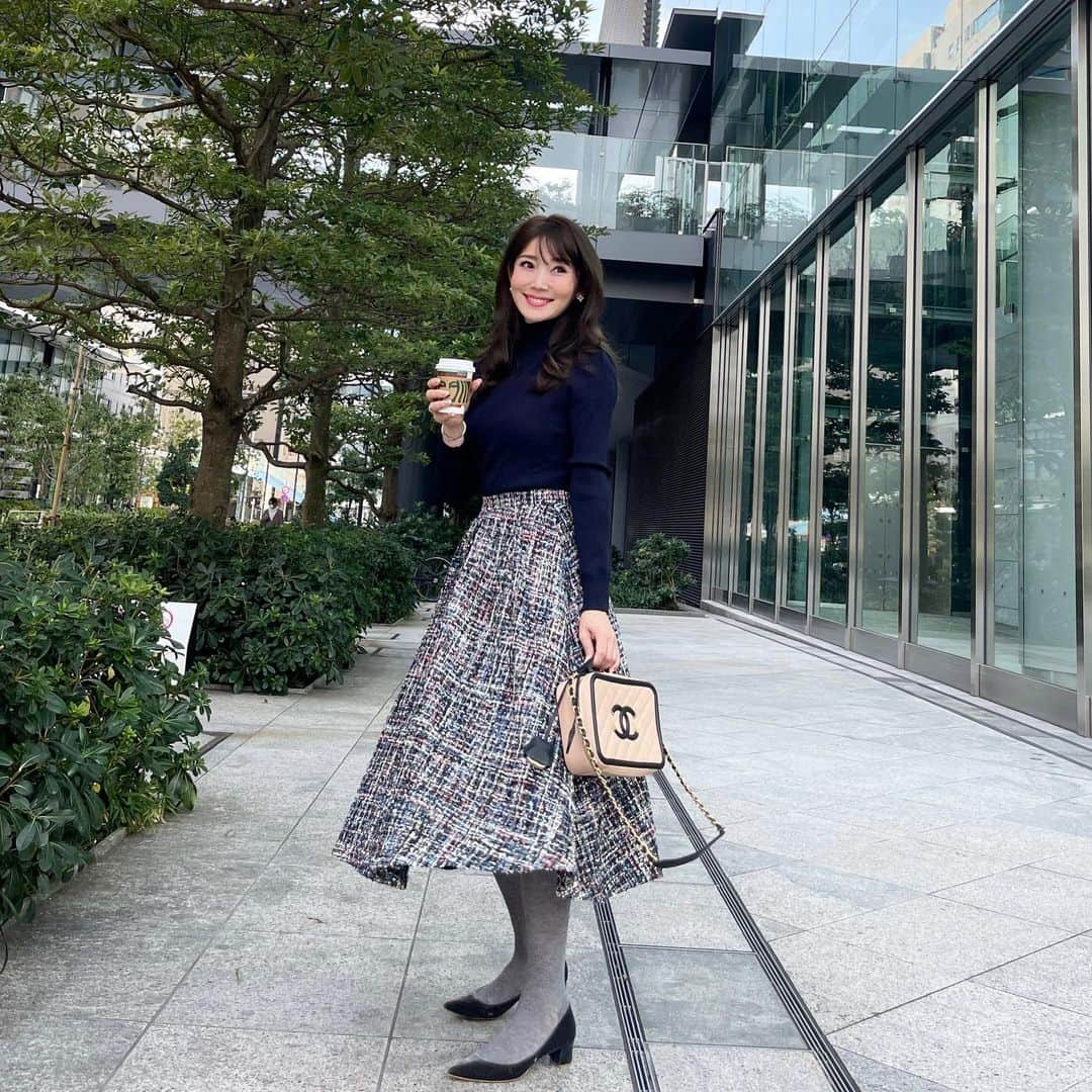 吉田美紀さんのインスタグラム写真 - (吉田美紀Instagram)「・ ・ 華やかなツイード生地をふんだんに使った ふんわりスカート❤︎✳︎ ・ 冬の寒い季節に気分を明るくしてくれるような一枚です！ ・ エコヴェロのネイビータートルと合わせたコーディネート♫✨ ・ top→#lialapg skirt→#lialapg pumps→#chembur bag→#chanel ・ #coordinate #outfit #ootd #look #style #fashion #wardrobe #instafashion #instagood #tweedskirt #tweed #コーディネート #ファッション #ママコーデ #ママファッション #ママコーディネート」12月14日 19時17分 - miki__yoshida