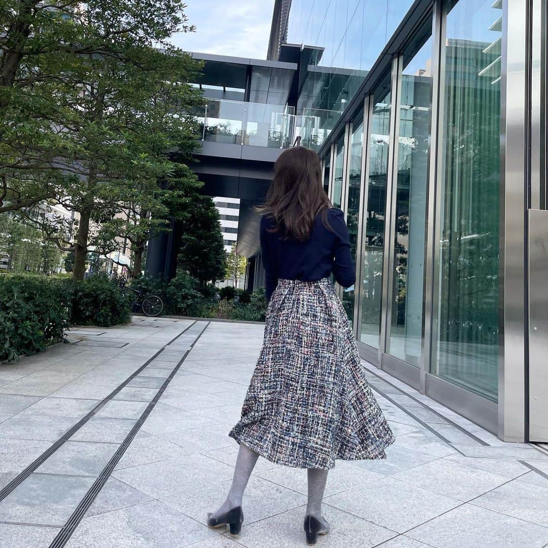 吉田美紀さんのインスタグラム写真 - (吉田美紀Instagram)「・ ・ 華やかなツイード生地をふんだんに使った ふんわりスカート❤︎✳︎ ・ 冬の寒い季節に気分を明るくしてくれるような一枚です！ ・ エコヴェロのネイビータートルと合わせたコーディネート♫✨ ・ top→#lialapg skirt→#lialapg pumps→#chembur bag→#chanel ・ #coordinate #outfit #ootd #look #style #fashion #wardrobe #instafashion #instagood #tweedskirt #tweed #コーディネート #ファッション #ママコーデ #ママファッション #ママコーディネート」12月14日 19時17分 - miki__yoshida