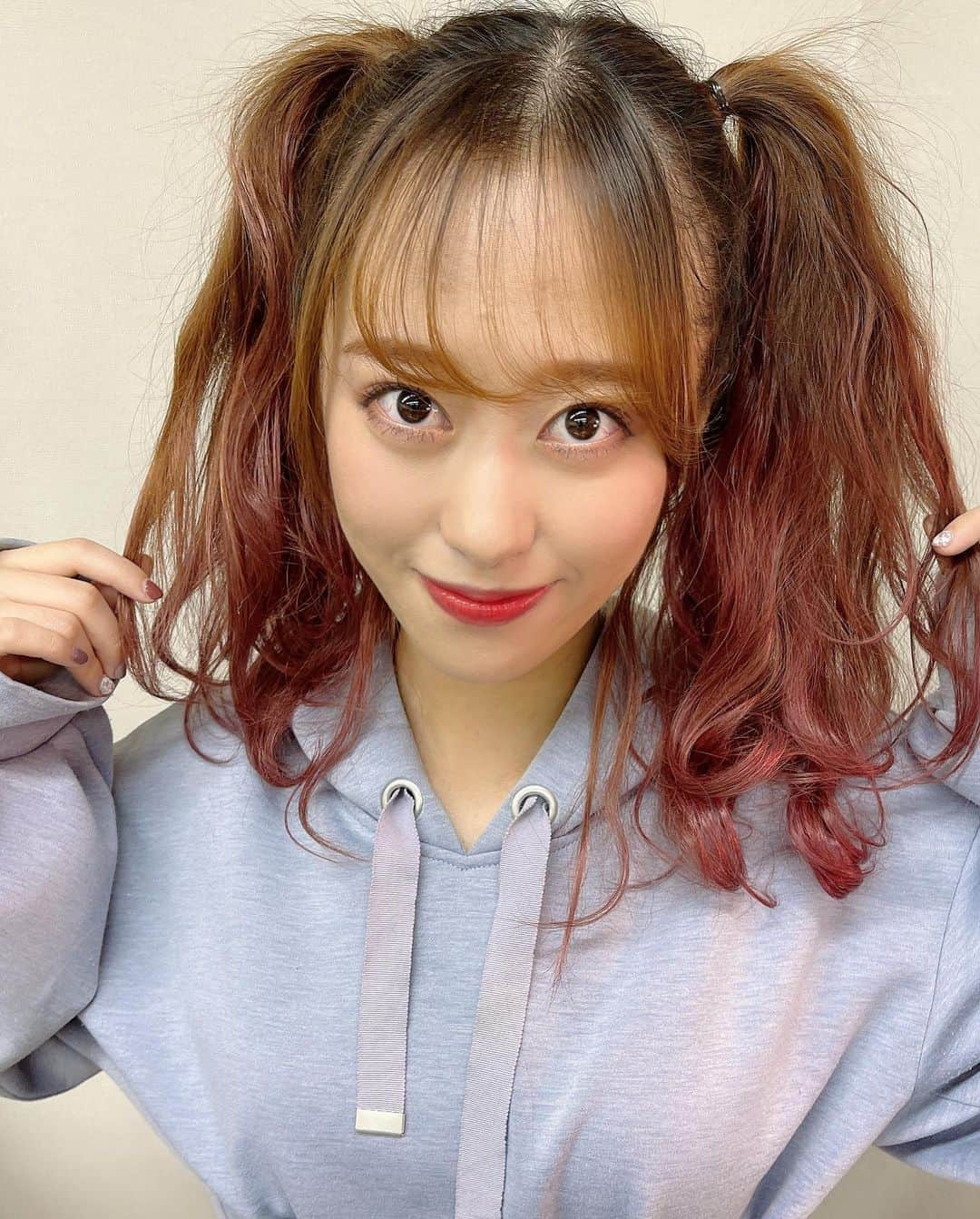 生田衣梨奈さんのインスタグラム写真 - (生田衣梨奈Instagram)「♥小田さくらちゃんヘアアレンジ♥﻿ ﻿ なんかさー﻿ ヘアアレンジの話してたら﻿ きづいたらツインテールしてたんよ！！！﻿ ﻿ ﻿ それで携帯変えたから写真を撮ったんよーーー❤﻿ ﻿ ﻿ まだヘアアレンジあとひとつあるから﻿ またもう1つ次の投稿でアップしたいと思います❤﻿ ﻿ 今回のコンサートでは﻿ 小田さくらちゃんと山﨑愛生ちゃんの写真を﻿ 撮ったから2日にわけて投稿しますねー！！！！！﻿ ﻿ だけん次は山﨑愛生ちゃん❤﻿ ﻿ #morningmusume20 #モーニング娘20﻿ #helloproject  #顔面国宝﻿ #えりぽんかわいい #アイドル﻿ 存在が #インスタ映え #かわいい﻿ #Love #beauty﻿ #followme #makeup﻿ #Instagram #生田衣梨奈のVSゴルフ﻿ #메이크업 #얼스타그램﻿ #ig_Japan #팔로미﻿ #フォロー歓迎 #ootd﻿ #小田さくら #ヘアアレンジ﻿ #ELEYVSGOLF  #嬉しい﻿ #いいね #写真﻿ #IDOL #골프﻿ #SELFIE #셀카」12月14日 19時18分 - erina_ikuta.official