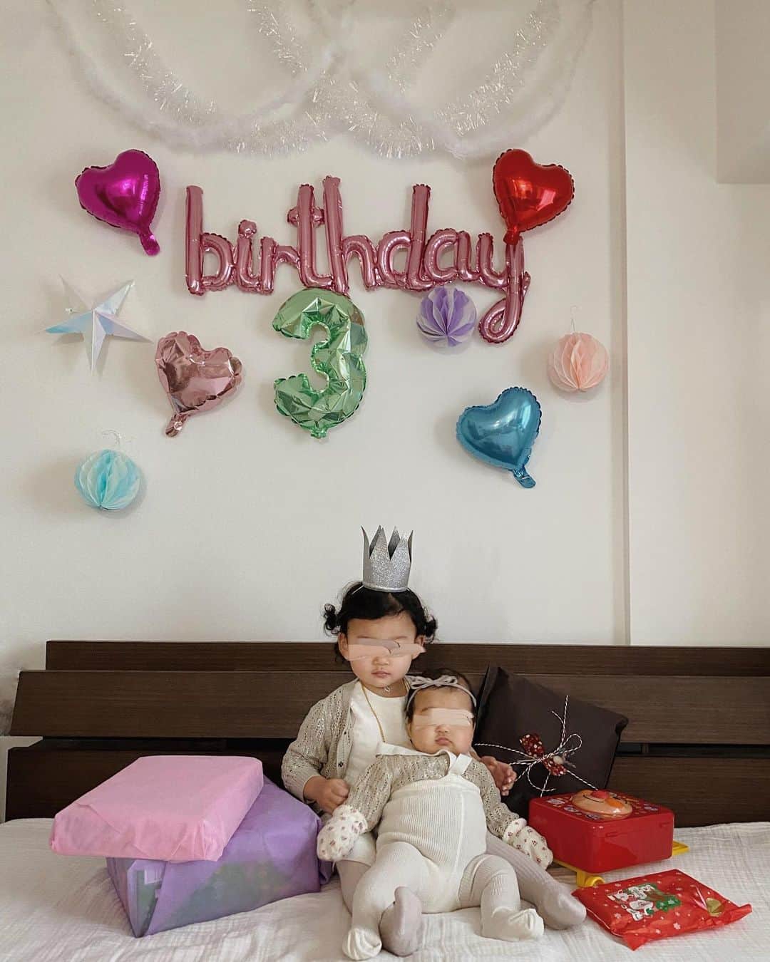 目見田早弥子のインスタグラム：「🎂. 長女さん３歳のお誕生日おめでとう♡♡ この日をまだかまだかと楽しみにしてたね! 誕生日２日前くらいから もう２歳の娘とはバイバイかと思うと 急に寂しさが押し寄せてきたよ😂 あなたまだ生まれてからたった２年だったのね、 ほんとよくお喋りするね😂🤣 ⠀ ３歳おめでとう、ずっとずっとだいすき♡ ⠀ 今年の誕生日は準備が満足にできなかったけど 喜んでくれて良かった😢💓 100円ショップかけずり回った低クオリティーですが 家族の愛おしい記念なので📷𓈒𓂂」