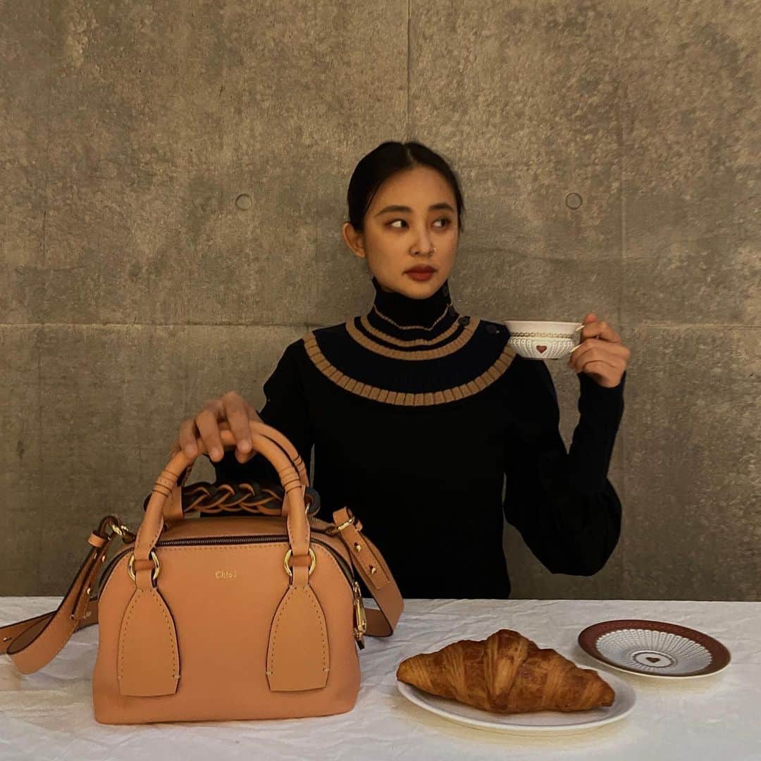 のインスタグラム：「@chloe ‘s Daria bag always makes my teatime so perfect 🖤 >>> @restirofficial   ✔️Daria Small Handbag ¥195,000 + Tax ✔️Highneck Pullover (Knit) ¥120,000 + Tax  @restirofficial  RESTIR.com RESTIR STYLISTS APP RESTIR BOUTIQUE  #restir #リステア #chole #クロエ #クロエバッグ #chloebag #bag #knit #ニット #womensfashion」