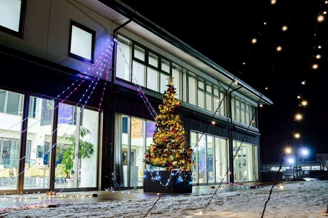 やまがた長井観光局さんのインスタグラム写真 - (やまがた長井観光局Instagram)「. 【道の駅 #イルミネーション 】🎄 今日は市内で初積雪でした❄ 道の駅西側の広場には鮮やかなイルミネーションと大きな #クリスマスツリー が登場！  『クリスマス』『サンタクロース』…ワクワクする言葉ですね😍 皆さんは #プレゼント 何をお願いしますか？  ツリーは25日(土)まで展示予定です🎄」12月14日 19時30分 - nagai_kankou