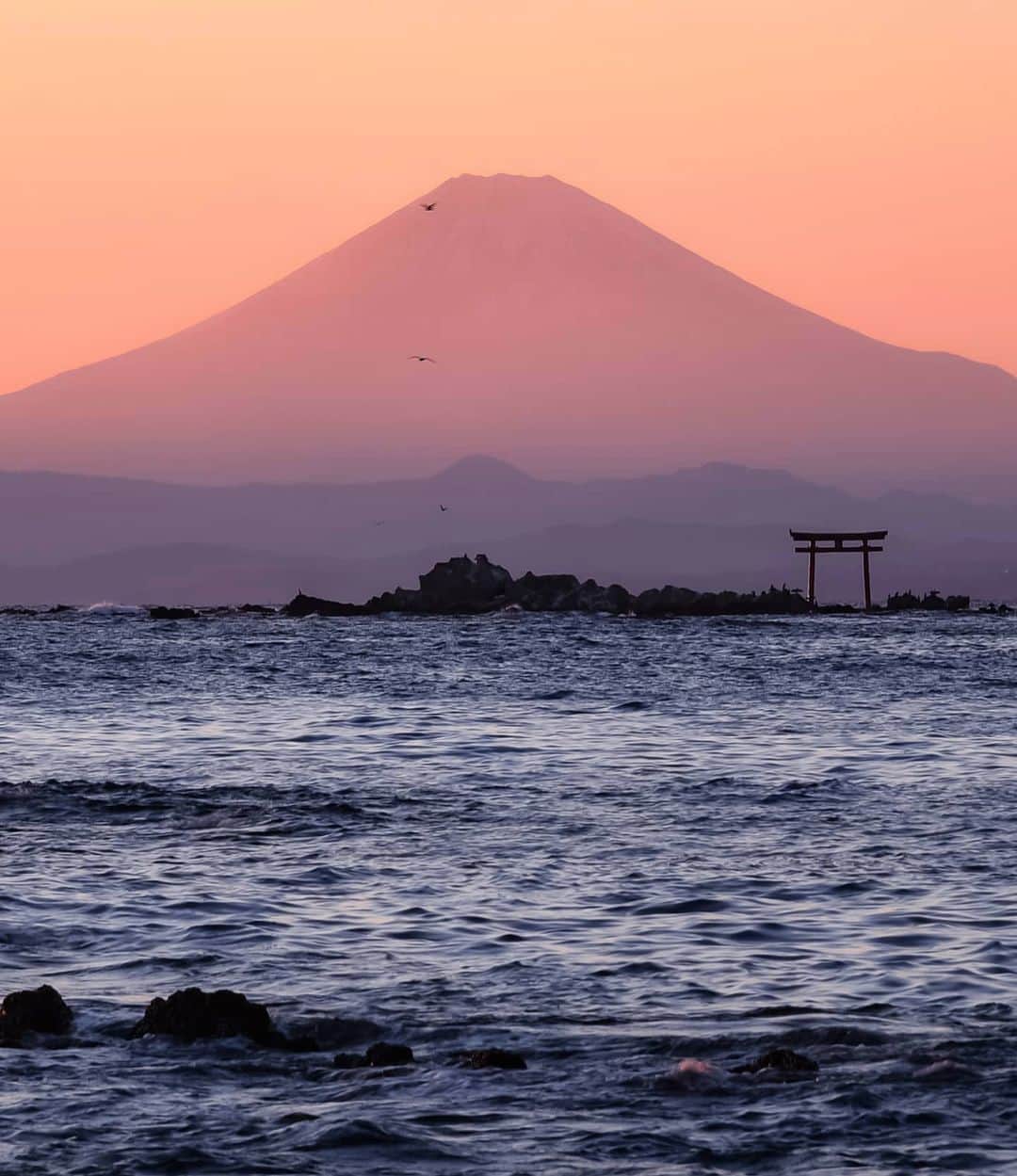 masayaさんのインスタグラム写真 - (masayaInstagram)「80km to Fujisan🗻 view from Hayama Zushi 葉山から見る富士山」12月14日 19時23分 - moonlightice