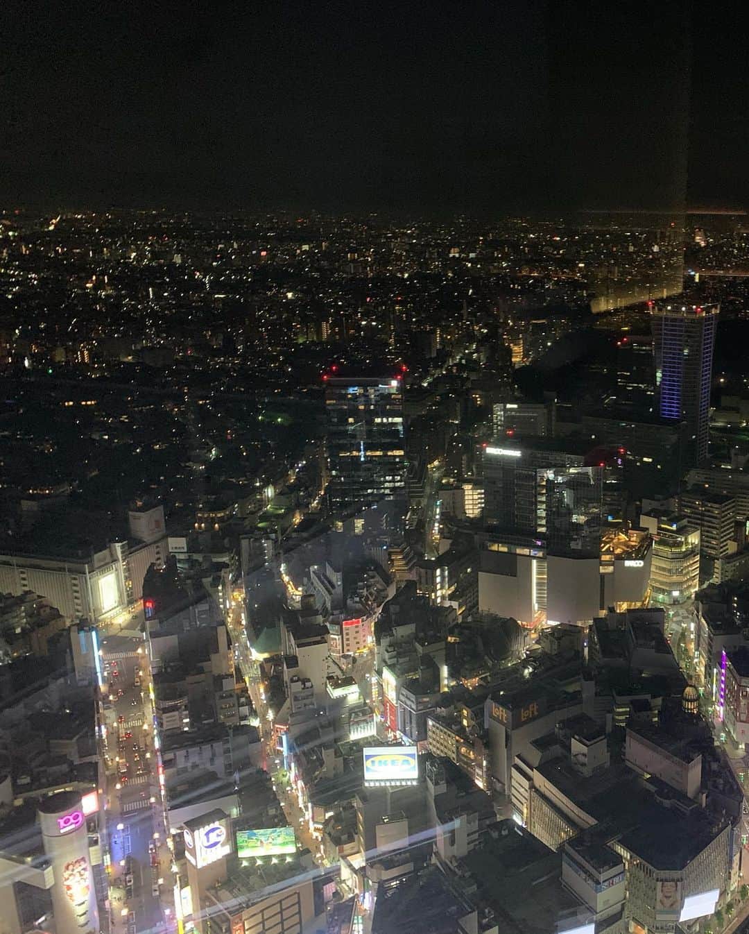 潮みかさんのインスタグラム写真 - (潮みかInstagram)「🗼 💡 🌃  @shibuya_sky   渋谷スカイ 行ってまいりました🌃  こんな夜景が見えるのに、外なんですよ！ すごいですねほんと！ 渋谷の上空から見る景色はさすがにすごいですね！ この日は夜行きましたけど、次はお昼にまた行きたいと思ったほどすごかったですよ！  地球で1番明るいのは絶対東京ですね🌏💡✨  寒くなかったら永遠に見てられる景色やったなぁ。  また行こっと🌕  #shibuyasky #映え #展望台 #夜景 #shibuya #tokyo #japan」12月14日 19時24分 - ushiomika