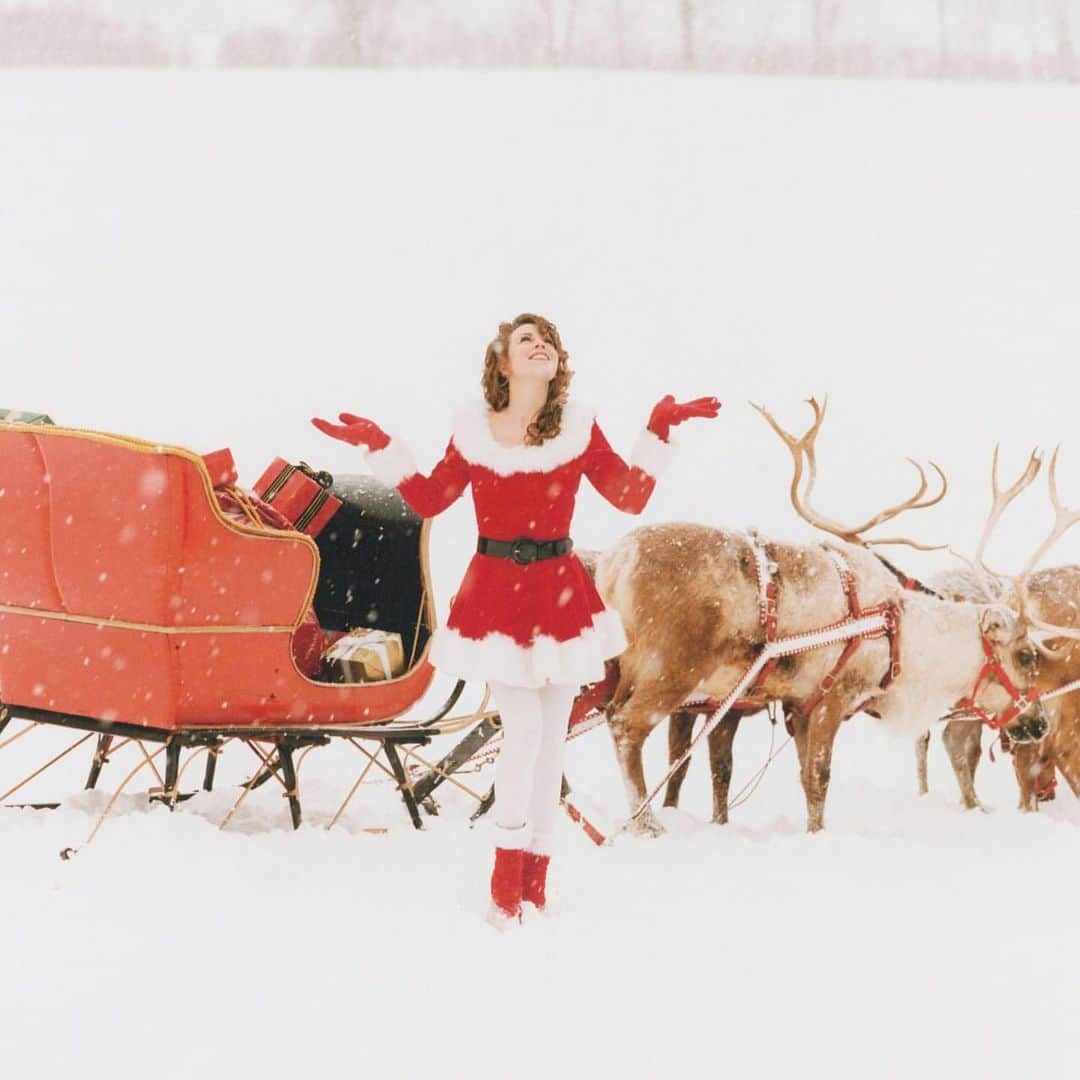 ソニー・ミュージック洋楽さんのインスタグラム写真 - (ソニー・ミュージック洋楽Instagram)「㊗️マライア・キャリー🎄世界中から愛されるクリスマスソング「恋人たちのクリスマス」が発売から26年にして初の全英チャート1位獲得🇬🇧🎉﻿✨ ﻿ ﻿ 毎年冬になると世界中の街中をクリスマス色に彩る﻿マライア・キャリーの「恋人たちのクリスマス」が発売から26年を経て遂にイギリスの最新チャートでも1位を獲得🇬🇧✨🎄🎁﻿ ﻿ クリスマスのワクワクした気持ちを盛り上げてくれる定番ソングとして世代、時代を超え世界中から愛されている「All I Want For Christmas Is You」🎄🦌🧑🏼‍🎄昨年は発売から25年を経て全米チャートで初めての1位を獲得。そして今年イギリスでも遂に💓🎉﻿ ﻿ 当時NYの自宅で15分ほどで曲のベースを書き上げたというマライア。 ﻿ 「今年のクリスマスには多くのものは望まない/﻿ どうか私の願いを叶えて/﻿ わたしがクリスマスに欲しいものはあなただけ」  という歌詞も印象的ですが﻿、制作にあたり 「私はクリスマスのどこが好きなんだろう？何が好きで、子供の時は何を願ったっけ？」と考えを巡らせたとインタビューでも語っています。﻿ ﻿ マライア自身の監督＆撮影で制作されたホームビデオ風のMVでは、クリスマスツリーの飾りつけをしたり、愛犬ジャック＆サンタさんと一緒に雪で遊ぶシーンもCuteですね🎄🦌☃️🛷﻿ ﻿ 先日アリアナ・グランデ&ジェニファー・ハドソンの豪華コラボで思わず一緒に歌いたくなる新たなクリスマスソング「Oh サンタ！」を発表したマライア。クリスマスまであと少し💓マライアのクリスマス曲と共に楽しいホリデーシーズンを✨﻿ ﻿ #マライアキャリー﻿ #MariahCarey #alliwantforChristmasisyou﻿ #クリスマス　 #クリスマスソング」12月14日 19時24分 - sonymusic_jp