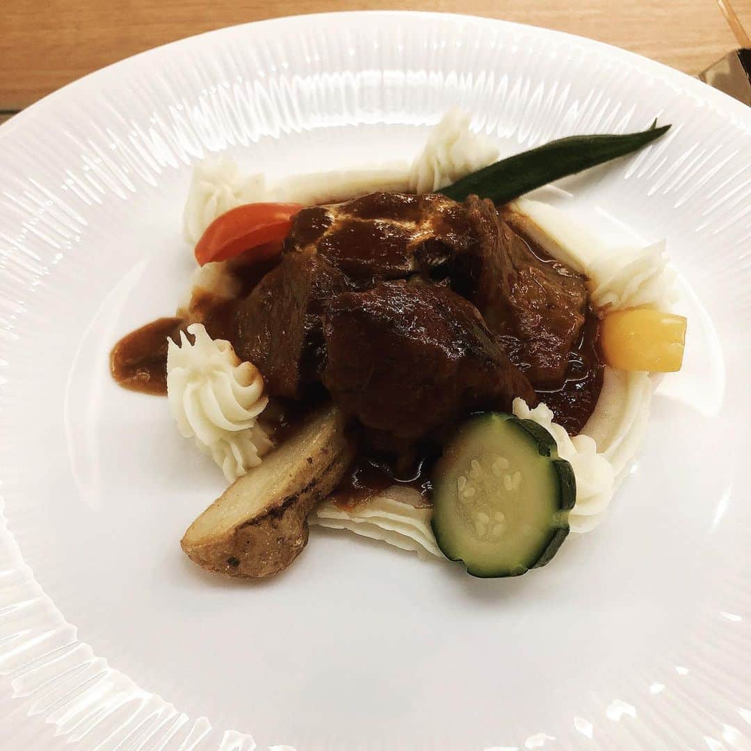 瑛蓮のインスタグラム：「レトロ感溢れるデザインのビーフシチューを堪能しましたよ！ 肉がトロけて消えましたよ！  #瑛蓮 #ビーフシチュー」
