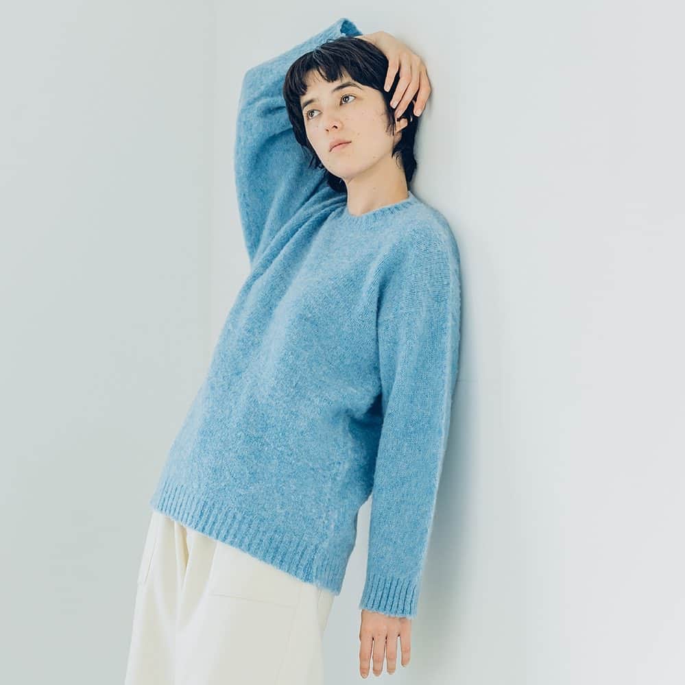 のインスタグラム：「LAURENCE J SMITH SIDE SEAM WIDE BODY CREWNECK SWEATER  ￥18,800+tax  シェットランド・ニットの代表格、老舗ニットメーカーが手掛けるクルーネックセーター。  クラシカルな雰囲気はそのままに、ルーズシルエットに仕上げたモダンな一着です。 首の詰まったクルーネックや、手間がかかるシームレスの製法など、むかしながらのディテールも魅力。  #laurencejsmith #20AW #bshop  @bshop_official」