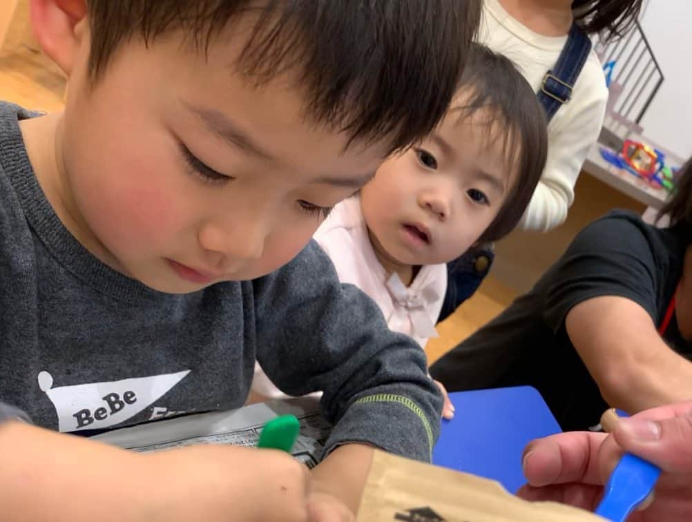 桜井未来さんのインスタグラム写真 - (桜井未来Instagram)「優しいお兄ちゃん❤️  ちゃんと妹の面倒を見てくれます☺️✨ 2人のやり取りが微笑ましくて、兄弟っていいな。って思う。。。  ・ ・ ・  #男の子ママ #女の子ママ #ママ #baby #ママ友募集 #赤ちゃんのいる生活 #ベビスタグラム #mamagirl #ベビフル #コドモダカラ #コドモノ #ママリ #親バカ部 #新米ママ東京部 #ベビモ #엄마　#妈妈 #媽媽 #Mom」12月14日 19時27分 - miki.sakurai0214