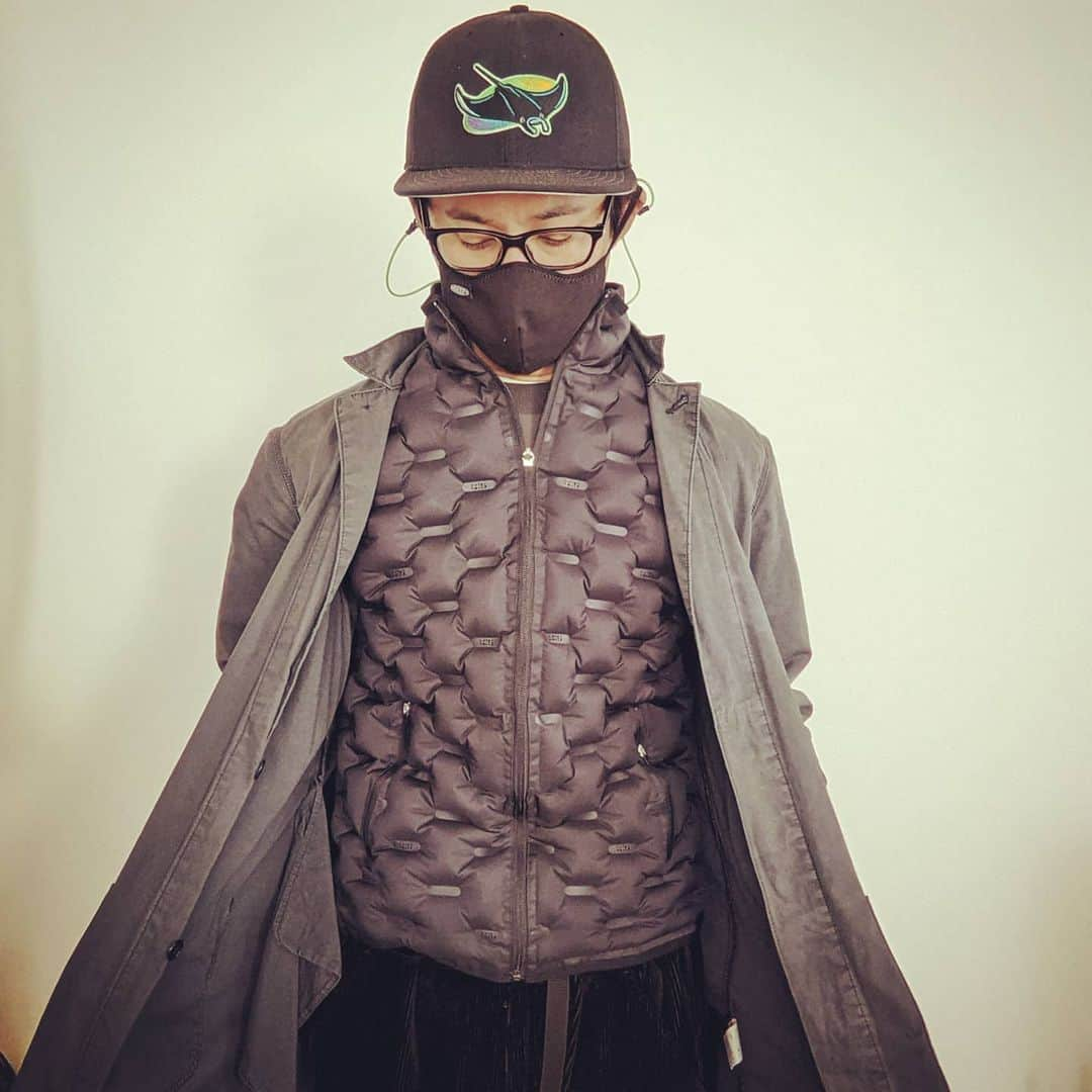 山下晃和さんのインスタグラム写真 - (山下晃和Instagram)「【FASHION】ルコックスポルティフの最新技術を駆使したエアーチューニングジャケット！  ストローのような弁から空気を入れることで、保温性がアップするという優れもの。気温が高い日、自転車で走っているとき、室内に入るときには空気を抜けば、ただのジャケットになるので体温調節のための脱ぎ着をしなくて良くなります  体感は一般的なライトダウンジャケットよりも暖かいと感じました。インナーに着たからでしょうか （暖かいから中が薄着できます）  自転車でなくても、あらゆるスポーツや普段使いとしても、ファッションとしても面白いです  しばらく大人気の欠品中でしたが、明日再販されるようですので要チェックです  #bicycle #sports #outdoor @lecoqsportif_japan  @lecoqsportif  #ルコック #ルコックスポルティフ #自転車通勤 #スポーツ #フィットネス #テニス #tennis #cycling #touring #bike #commuter #ファッション #airtuningjacket #エアーチューニングジャケット #Japan #保温性 #TOKYO #エアマット構造 #アウトドア #モーターサイクル #自転車 #raysup💥 #keen #keenambassador」12月14日 19時28分 - travel_akikazoo