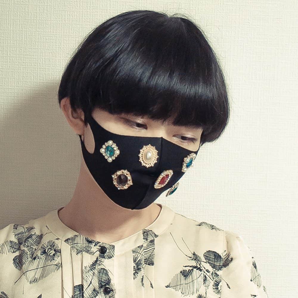 のインスタグラム：「ジュエルなマスクチャーム　マグネット式です 明日、渋谷PARCO #なまいきtonight にてお待ちしてます💎  #マスクピアス #マスクアクセサリー #マスクチャーム #マグネットピアス #maskcharm #maskfashion」
