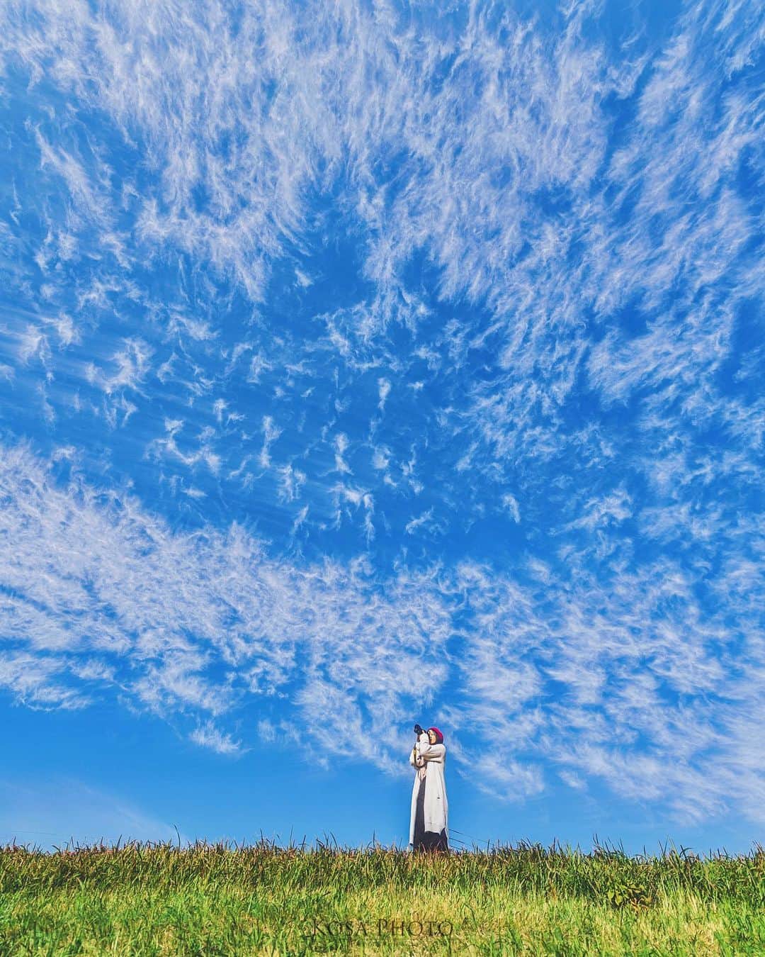 コサさんのインスタグラム写真 - (コサInstagram)「「青色」でした👍 これで、青、黄、赤と信号カラー完成です‼️ この日の雲はちょっと特徴的な感じで面白かったです😆 出せてない紅葉picはまだまだあるのですが、そろそろ冬景色やイルミの方にシフトしないとですね🤔 . Location:和歌山 Wakayama / Japan🇯🇵 Date:2020年12月 . #和歌山 #Japan_Daytime_View #楽天トラベル映えフォト #raytrekフォトコンテスト2020 #レイトレッククリエイター #土手フォト#広がり同盟メンバー #LBJ_Legend #s_shot #bestphoto_japan #art_of_japan_ #tokyocameraclub #dpj_member #team_jp_ #IG_PHOS #photo_jpn #ptk_japan #pt_life_ #bestjapanpics #Lovers_Nippon #YourShotPhotographer #light_nikon #sorakataphoto  #nipponpic_member #special_spot_legend #japan_of_insta #Rox_Captures #kf_gallery_vip #1x_japan #IGersJP」12月14日 19時29分 - kosa_photo