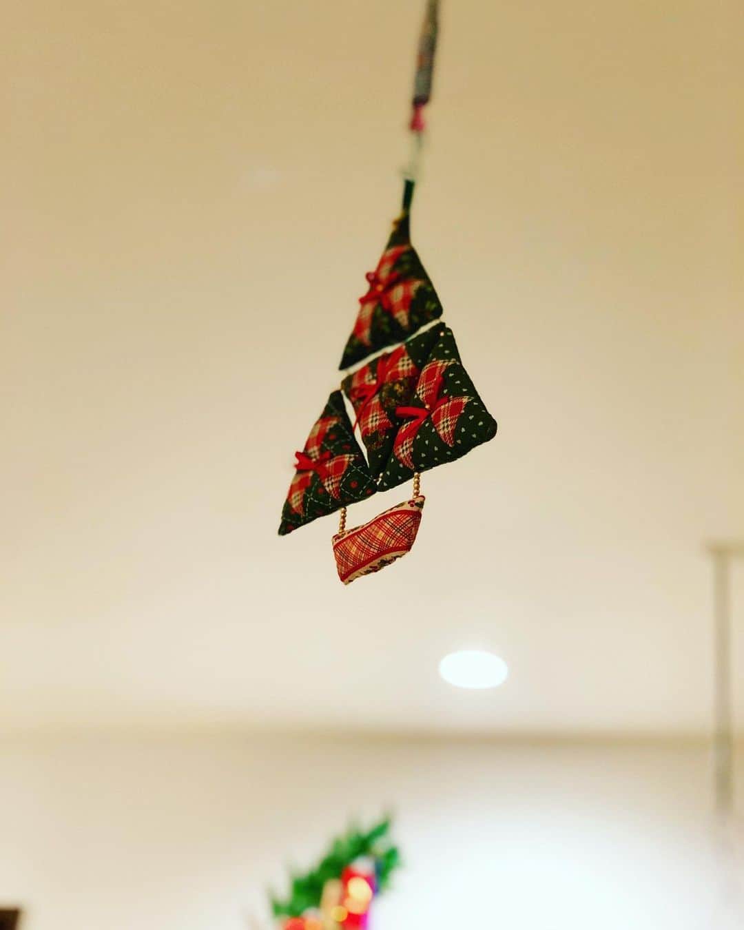 諸國沙代子のインスタグラム：「. お家をクリスマス仕様に🎄 1枚目のパッチワークツリーと 2枚目のトールペイントサンタは 母の手作りです🎅 3枚目は東京での一人暮らしの時に 母が買ってくれたミニツリー！ . . 昨夜はすぺしあるな夜。 お家であいみょんさんの 配信ライブ「ミート・ミート」💻 パソコン画面越しでも最高でした。 . アルバム収録バージョンでしか 聞いたことがなかった大好きな曲も セットリストに入っていて感激。 アレンジカッコ良くて痺れました。 . 新曲はとんでもなくオシャレで 色気ムンムンでメロメロ。 . #あいみょん  #ミートミート」