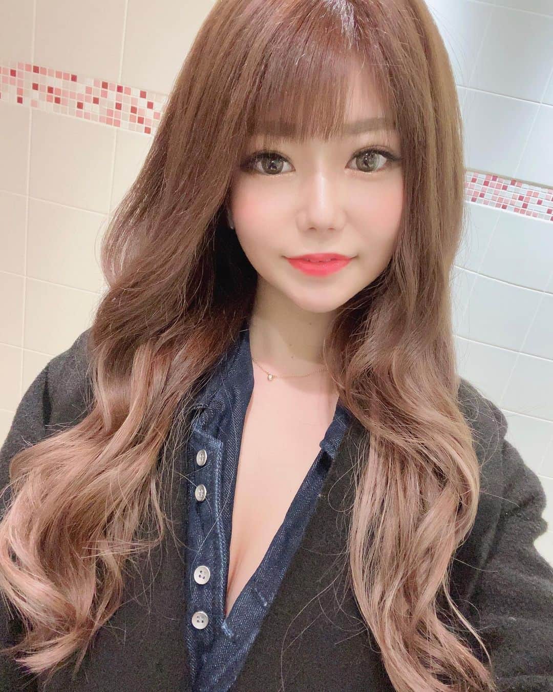 𝖬‌𝖠‌𝖬‌𝖨のインスタグラム：「年内最後の美容院💇🏼‍♀️❤️ わーい、キレイになったぞー！  最近雰囲気変わったと言われるのは @lapis_kohin の2way前髪のおかげです🙏✨  #lapis #lapis新宿 #ラピス #ヘアカラー #エクステ #前髪」