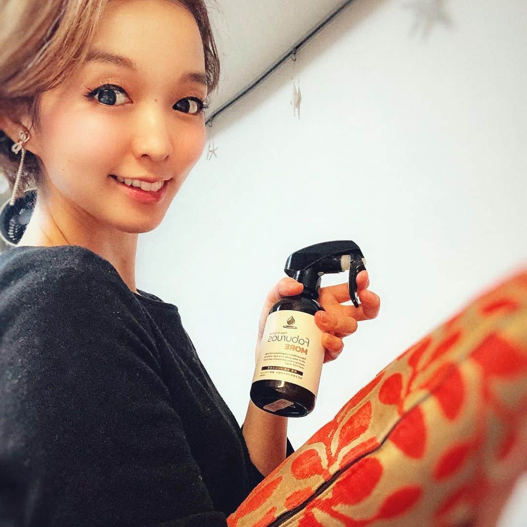 のインスタグラム：「子供やペットに安全、でもしっかり除菌、ウイルス対策に　@faburuas.jp   低刺激なので、赤ちゃんやペットのいる家庭でも安心して使用できます しかもすごく使いやすい🤗 この冬はとにかく自分で身を守るしかない‼️  ちなみに、気になる匂いにもきくので、ホームパーティーをしたあとにも使えます🥳  5種類パターンがあって、ペット専用もあるよ！ そして、子供もペットもいないけど、除菌で手が荒れて困っている人にも低刺激性なのでおすすめです😭  @faburuas.jp #ファビュラスモア #次亜塩素酸水 #子供がいる暮らし #子育て #育児 #便利グッズ #リビング #マスク #おうち時間 #丁寧な暮らし #キッチン #インテリア #育児あるある #interior  #赤ちゃんのいる生活  #親バカ部 #ベビスタグラム #フォロワー募集中 #新米ママと繋がりたい  #新米ママ #男の子ママと繋がりたい  #男の子ママ #赤ちゃんのいる生活  #赤ちゃんのいる暮らし  #産後10ヶ月　 #新しい生活様式」