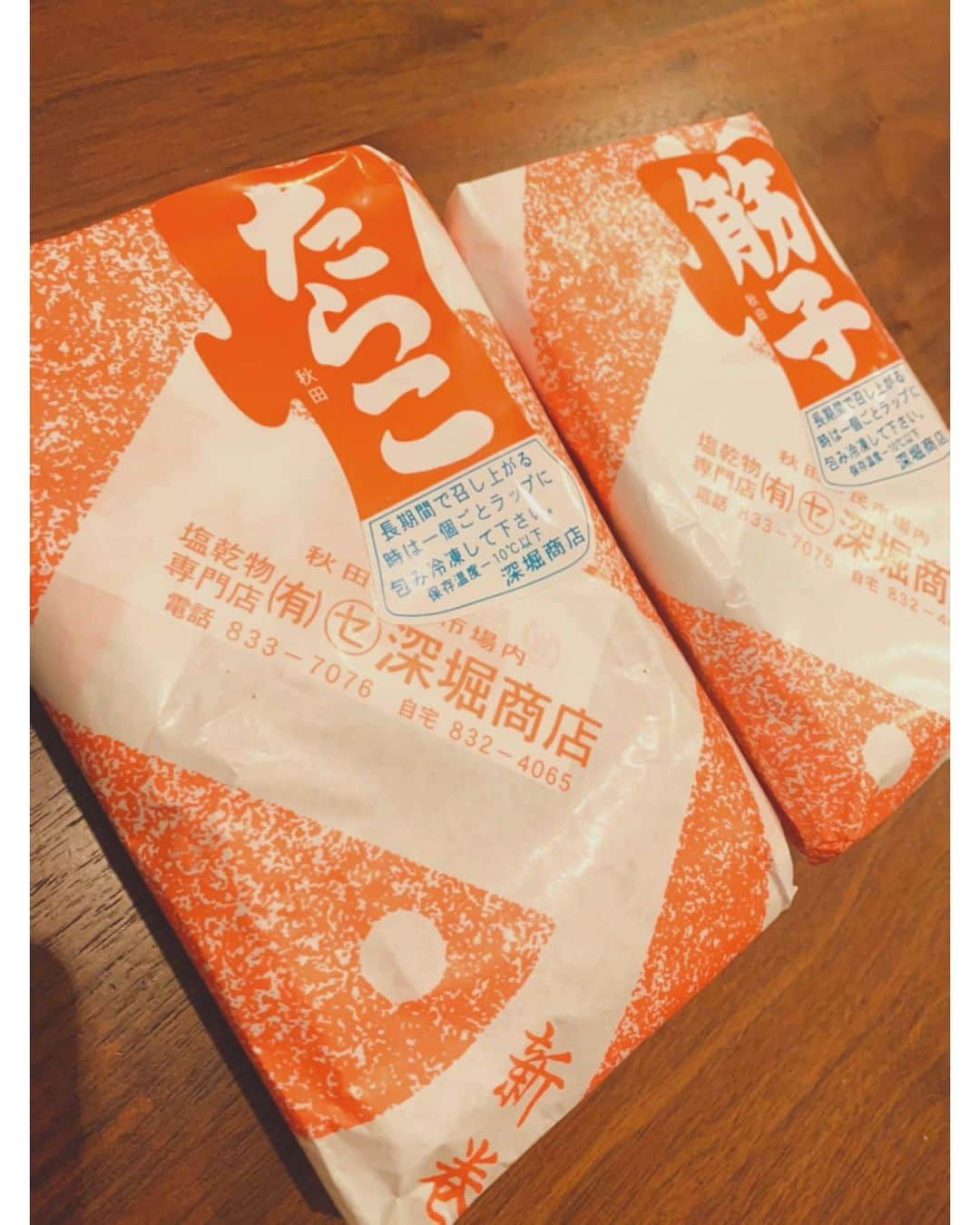 佐々木希さんのインスタグラム写真 - (佐々木希Instagram)「最近食べた、 秋田の美味しかったものをご紹介☺︎  ①味商の比内地鶏の塩焼き詰合せを、お取り寄せ。 コリコリで、歯応えがたまらない。これは定期的に頼もうと思ってます。  ②いぶりがっこをドライにしたおつまみ。カリカリ！止まらない。  ③幼い頃から大好きなラーメン。先日、母親がどっさり秋田の野菜を送ってくれ、その中にこのラーメンが。懐かしい！  ④ぴったんこカン・カンのロケで購入して頂いた、たらこと筋子。 味と粒感が最高に好み。ご飯が進みます。  ⑤味商の焼き小籠包。 カリカリに焼いて、一口かじると中から肉汁が溢れ出します。  #秋田  #秋田愛  #秋田グルメ」12月14日 19時33分 - nozomisasaki_official