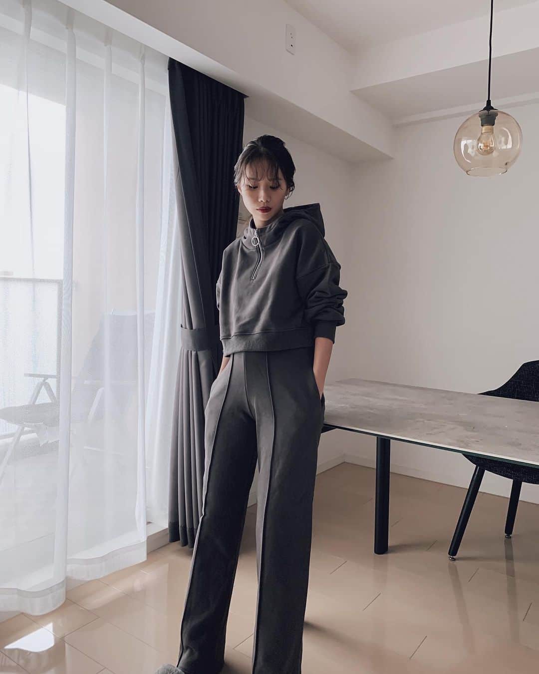 藤木祐凪のインスタグラム：「ワンマイルコーデ🐒 お仕事をやめてからお家にいることが増えたから 近所やおうちではこんな感じが楽☺️❤️  #vicente」