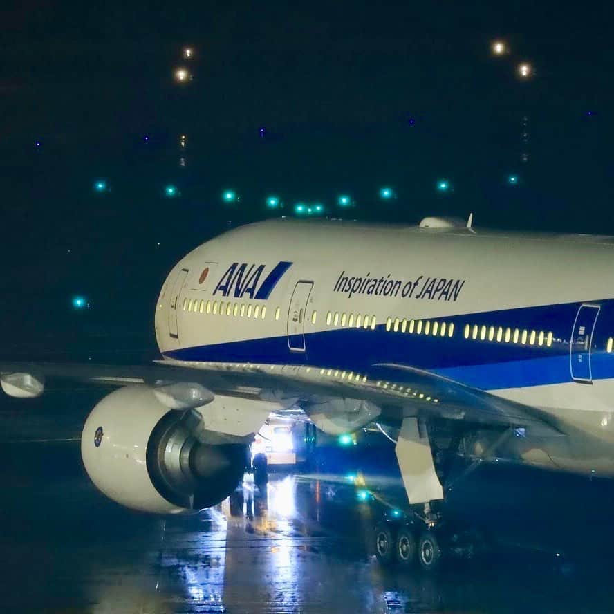 ANAさんのインスタグラム写真 - (ANAInstagram)「これから夜のフライトへ✈️﻿ ﻿ #夜の空港 #冬の雨 #冬の夜 #夜空 #夜間飛行 #夜のフライト #トーイング #トーイングカー  #ソラマニ_ヒコーキ #出発 #駐機場 #羽田空港 #エンジン #翼 #青い翼  #ボーイング777 #b777 #nightview #nightsky #winter #nightligts #nightairport #nightairplane #airport #anablue #depurture #anaairplane #ana_jp﻿ ﻿ ANAの飛行機は「#ソラマニ_ヒコーキ 」をつけて投稿してね💙インスタやANAの各メディアでご紹介していきます📷」12月14日 19時35分 - ana.japan