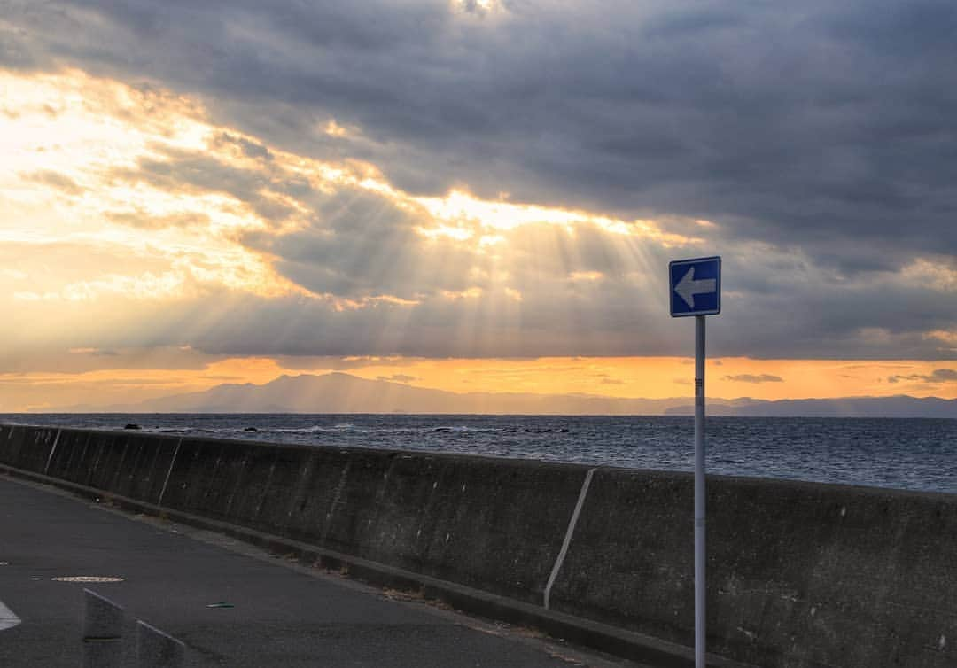 葉山町のインスタグラム：「- 進む未来に光がさしてる  #葉山歩き  #葉山 #hayama #芝崎海岸 #海 #夕日 #天使の梯子 が素敵な #今日の空 #ocean #sunbeam #japantrip #三密避けて 今は #リモートトリップ #ごみは必ず持ち帰りましょう #今日もおつかれさまでした」