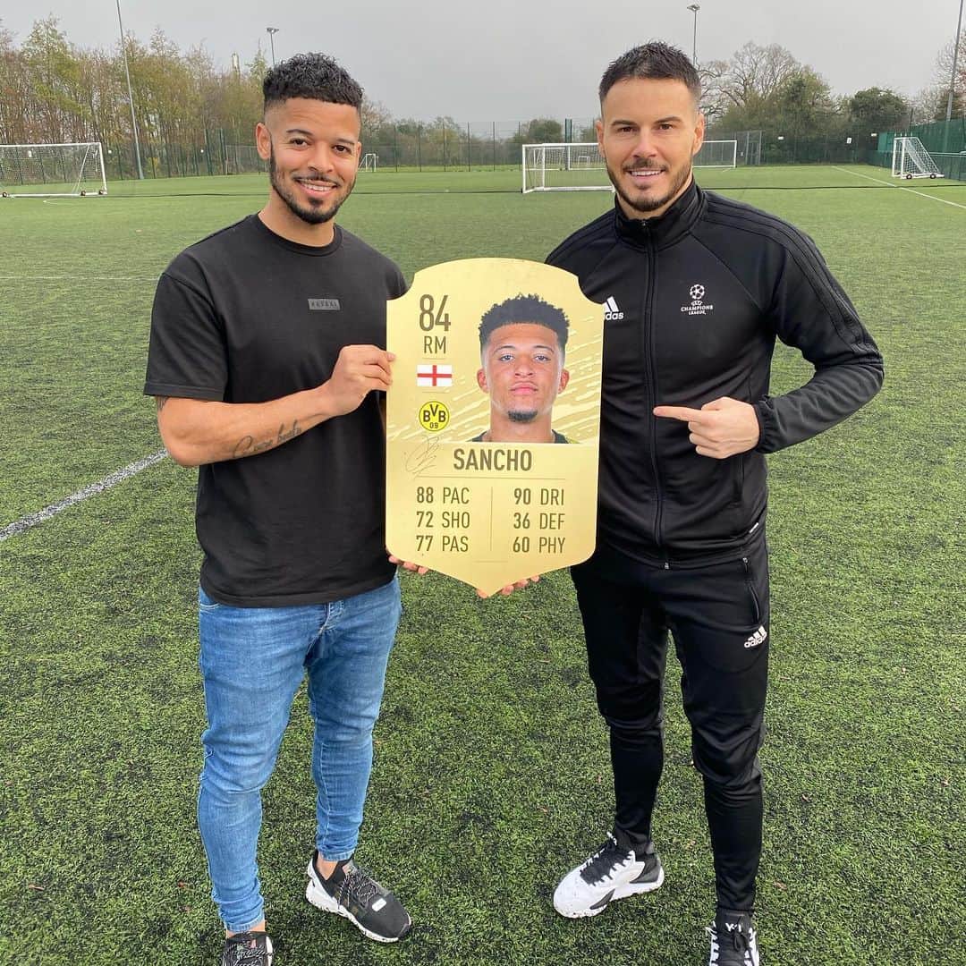 F2Freestylersさんのインスタグラム写真 - (F2FreestylersInstagram)「🚨DAY 2🚨 SIGNED @sanchooo10 FUT card! 🟡⚫️ Today’s giveaway is a signed FIFA 20 FUT card signed by absolute baller Jadon Sancho! 🏴󠁧󠁢󠁥󠁮󠁧󠁿 Tag 2 ballers below for your chance to win! 👇 Congratulations to yesterday’s winner, keep an eye on story to see if you won! 👀 #f2daysofchristmas」12月14日 19時36分 - thef2