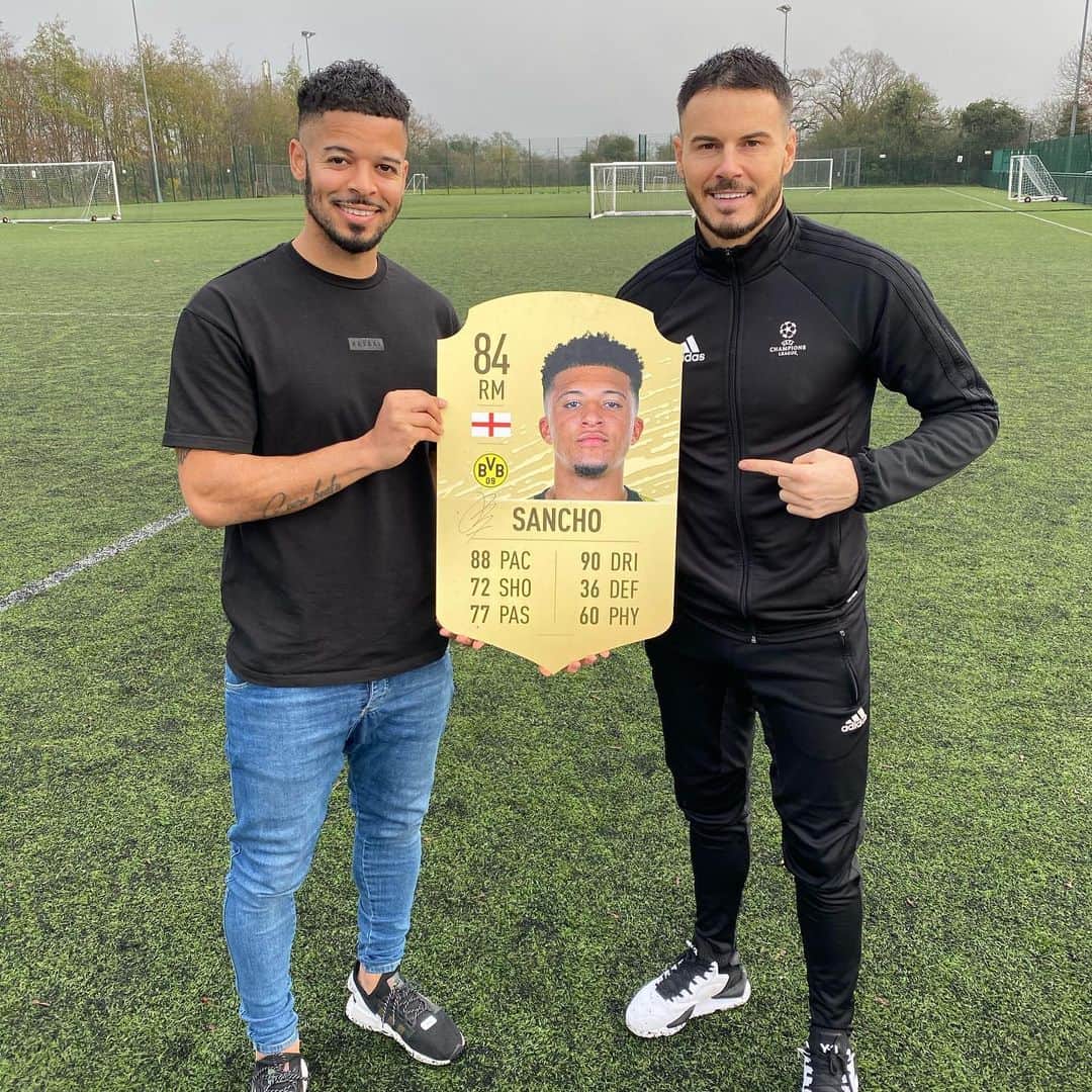 F2Freestylersのインスタグラム：「🚨DAY 2🚨 SIGNED @sanchooo10 FUT card! 🟡⚫️ Today’s giveaway is a signed FIFA 20 FUT card signed by absolute baller Jadon Sancho! 🏴󠁧󠁢󠁥󠁮󠁧󠁿 Tag 2 ballers below for your chance to win! 👇 Congratulations to yesterday’s winner, keep an eye on story to see if you won! 👀 #f2daysofchristmas」