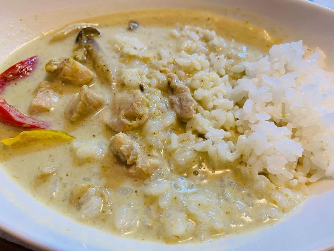 DJ ATSUのインスタグラム：「今夜はこちらを頂きます！﻿ スパイスも効いてて最高に美味い♪﻿ お湯で3分温めるだけ、で手間も無くて最高‼︎﻿ ありがとう‼︎﻿ ﻿ #グリーンカレー #カレー #デリバリー﻿ ﻿ Special Thanx : II TIGHT MUSIC / DJ Deequite / SHU」