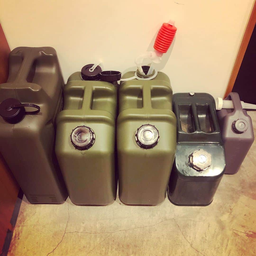 美濃隆章さんのインスタグラム写真 - (美濃隆章Instagram)「キャンプ用に買ったアルパカストーブが暖かすぎて、いつのまにかメインのストーブになってしまった。。。 給油はめんどくさいのだが、、、 #アルパカストーブ #瑞穂化成扁平缶 #hunersdorff  #エマーソンガソリン携行缶 #石油ストーブ」12月14日 19時41分 - takaakimino
