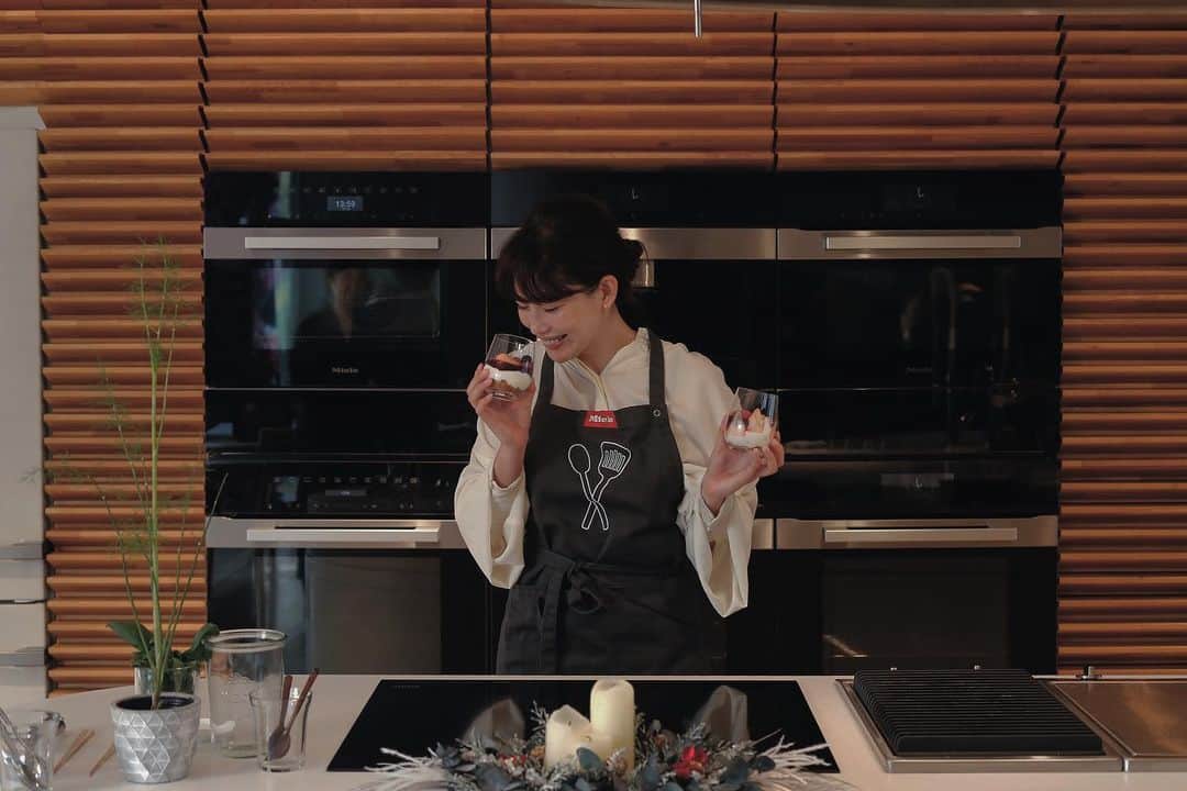 JUNNAのインスタグラム：「土曜日に配信した @miele_japan さんとの コラボインスタライブ ご参加いただいた皆さまありがとうございました。 皆さんとお喋りしながらのキッチンタイムは新鮮でとっても楽しかったです🤍  我が家でも愛用しているMieleのオーブンレンジを使った "ベリーのトライフル"作り 一見難しそうですが簡単に手に入る素材で ささっと作れてとっても美味しいので、 是非ご自宅でのクリスマスに...🎄  作る工程も楽しいデザート🍓  作り方は @miele_japan のIGTVアーカイブにて ご覧いただけます。  またライブで着ていたものと同じエプロンや、クリスマスカラーの掃除機が当たるプレゼントキャンペーン🎁にも是非ご応募くださいね✨  #PR#ミーレクリスマスダイニングベリーのトライフル #キッチン #オーブン料理 #オーブン #ミーレ #miele  #おうちカフェ #デザート#ホームパーティー」