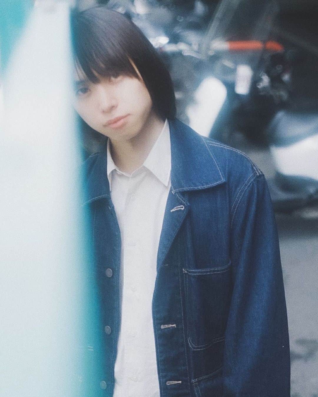 キクチユウジのインスタグラム：「film photo:313_film . . . . #キクチユウジ #ユニクロ #uniqlo #プチプラ #プチプラコーデ #ユニクロコーデ #ユニクロ購入品 #ユニクロユー #uniqlou #シンプルコーデ #デニムワークジャケット #デニム #denim #デニムコーデ #秋 #新作 #秋コーデ #春コーデメンズ #秋コーデメンズ #メンズメイク #透明感 クおすすめ #サロンモデル #被写体モデル #メンズマッシュ #メンズマッシュショート #マッシュショート #ボブ  #マッシュボブ #アッシュカラー #透明感」