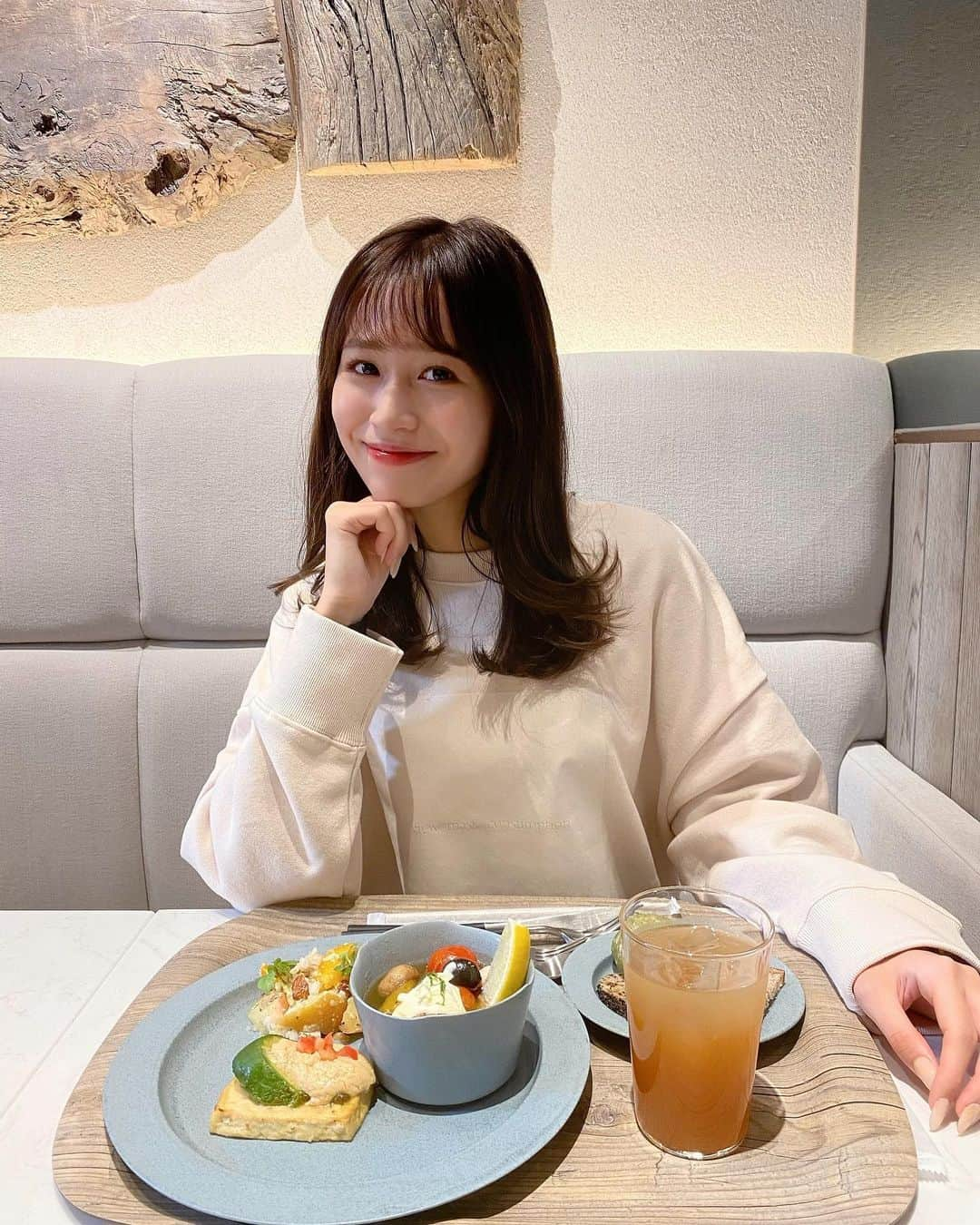 森英奈さんのインスタグラム写真 - (森英奈Instagram)「とってもおいしかったランチ🥗♡﻿ ﻿ 沢山種類があったから迷って迷って﻿ 時間かかっちゃった🤣﻿ ﻿ #表参道カフェ#健康ランチ#デリプレート#冬メイク#艶肌メイク」12月14日 19時43分 - hana_mori18