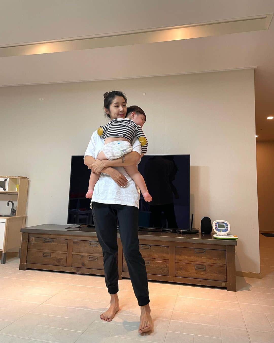キム・ビヌさんのインスタグラム写真 - (キム・ビヌInstagram)「갑자기 생각난건데요 🤗 올데이하이조거  잘 입고 계시죠 ?  올해부터 바지는 이거로 떼울것 같아요 🤣 오늘같이 추울때는 안에 얇은 레깅스 하나 입어주었구요 ~ 집에 있을때는 그냥 마구마구 입어주세요 ~ 편안함은 말할것도 없고 헐랭거리지않고  애들때문에 앉았다 일어났다를 몇번했는데도  괜찮쥬 ?  올데이하이조거는  입으면 입을수록 그 진가를 아실꺼에요 ~~~♥️  저처럼 올데이하이조거 교복되신분 ~🖐🏻  #조거팬츠  #올데이하이조거  #바지맛집  #고마워유」12月14日 19時43分 - binwoos