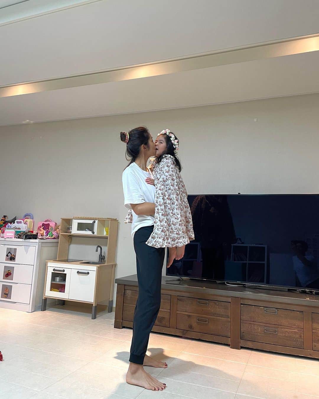 キム・ビヌさんのインスタグラム写真 - (キム・ビヌInstagram)「갑자기 생각난건데요 🤗 올데이하이조거  잘 입고 계시죠 ?  올해부터 바지는 이거로 떼울것 같아요 🤣 오늘같이 추울때는 안에 얇은 레깅스 하나 입어주었구요 ~ 집에 있을때는 그냥 마구마구 입어주세요 ~ 편안함은 말할것도 없고 헐랭거리지않고  애들때문에 앉았다 일어났다를 몇번했는데도  괜찮쥬 ?  올데이하이조거는  입으면 입을수록 그 진가를 아실꺼에요 ~~~♥️  저처럼 올데이하이조거 교복되신분 ~🖐🏻  #조거팬츠  #올데이하이조거  #바지맛집  #고마워유」12月14日 19時43分 - binwoos