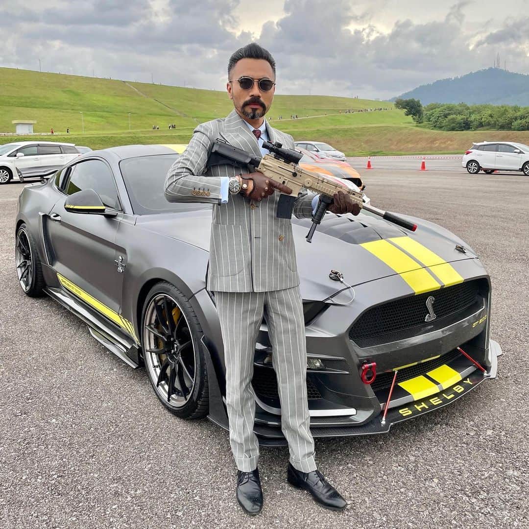 Wak Doyokのインスタグラム：「Akan datang #Filem melayu Gerak Petir #agent007 Bipod Hand Fore Grip Vertical Foregrip 💪🏻 #TakPanaske #AkuYangPakaikoYangPanas #KodahKenapa #WdCigar #MegWak #WakDoyok #LegasiWakDoyok #WDLifeStyle #WakDoyokFC #BeardedGentlemen #Sedagher #MensWear #Fashion #MensFashionReview #StreetFashion #Dapper #Ootd #Style #MensFashionPost #TheMenClub #MenWithClass #Details #Sartorialist #Pittiuomo #Class #British #Usa」