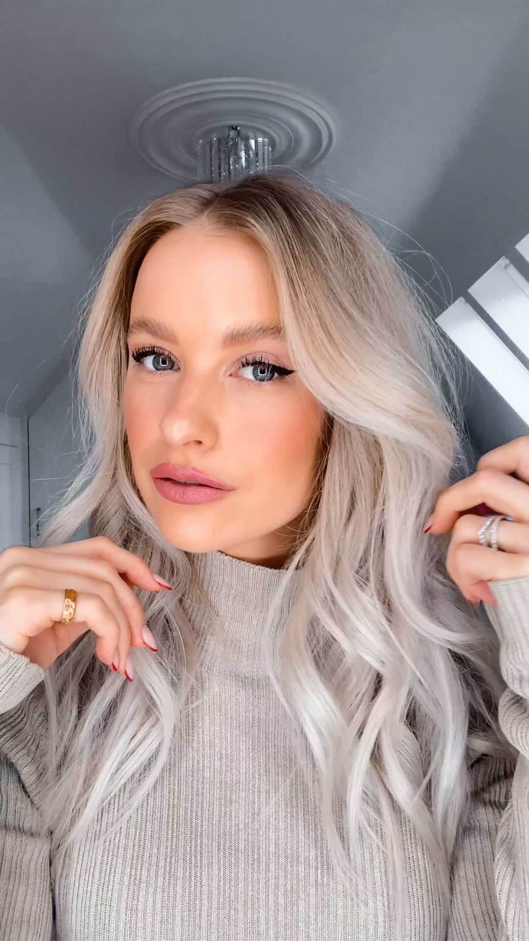 ビクトリアのインスタグラム：「ad Three ways to dress up your eyes. Cute and sultry, lined and fierce or Christmas cranberry AF. Which is your fave - 1, 2 or 3. Featuring the @byterryofficial VIP Expert Palette in Paris Mon Amour, Lash Expert Twist Mascara and the Ligne Blackstar Liner 👌🏼✨」