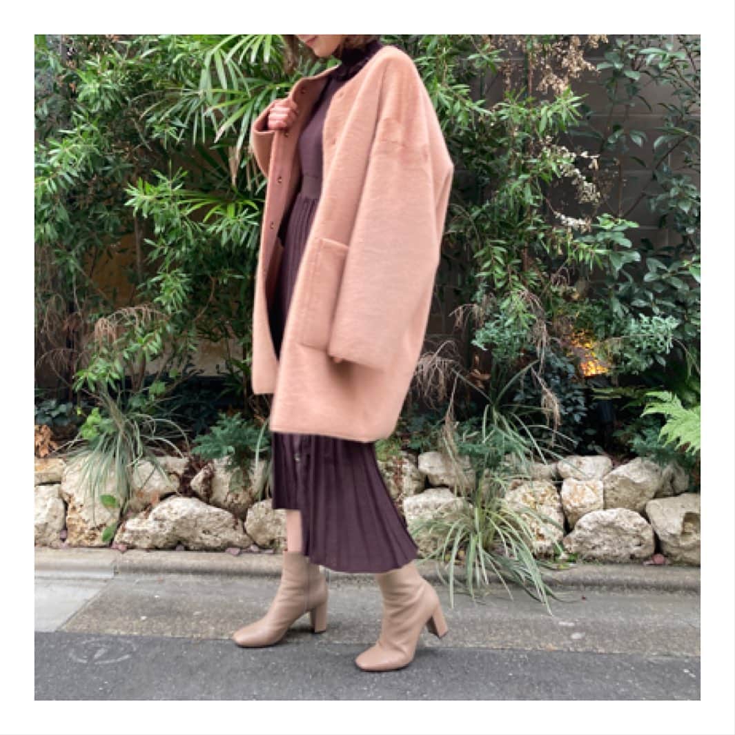のインスタグラム：「moca×brown☕️  ▶︎COAT¥29,000+tax ▶︎ONEPIECE¥17,000+tax  大人気のリバーシブル ファーコート💫 モカとブラウンの合わせも 大人っぽくておすすめです🤎  さらっと着れて一枚で様になる ニットワンピースは首元と お袖のフリルがフェミニンな 印象に…✨  合わせたコートは フェイクファーと フェイクスウェードの 2wayを楽しめる リバーシブルコート💫 肌触りの良いフェイクファーが ポイントです✨ 袖部分はかなりゆとりがある デザインなので厚手のニットも かさばらずに着ていただけます。  H161cm  ٭┄┄┄┄┄┄┄┄┄┄┄┄┄┄٭ . .  @deicy_official  #deicy #mecouture #deicypress #fashion #coordinate #knit#follow #outfit #japan #knit #onepiece  #love #ootd#instalive  #コーディネート #ファッション #ニット#コーデ #ootd #デイシー #ミークチュール#ブラウンコーデ #ニットワンピース #ファーコート #リバーシブル」