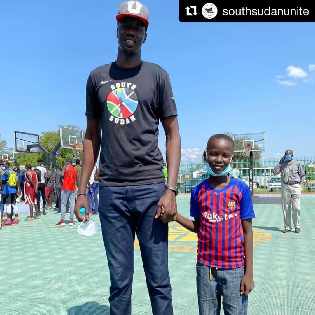 ルオル・デンのインスタグラム：「Thank you very much for purchasing the @southsudanunite T-shirts designed by @for.aign — you helped @ldengf provide food items for 250 young people and their families!  The @ssbfed players helped set up and distribute the food items to every single player and even took the time to meet and engage with them. An experience we believe will forever be imprinted in their hearts and contribute to change the trajectory of their futures positively 🙏🏿 🇸🇸   The food items included  Beans ,Rice, Oil, Flour, Sugar and soap   Our heartfelt gratitude to each and everyone of you from all of us at @ldengf  #StrongerTogether #southsudanunite #giftedtogive #Southsudan #Southsudanese #eastafrica #yaudee」