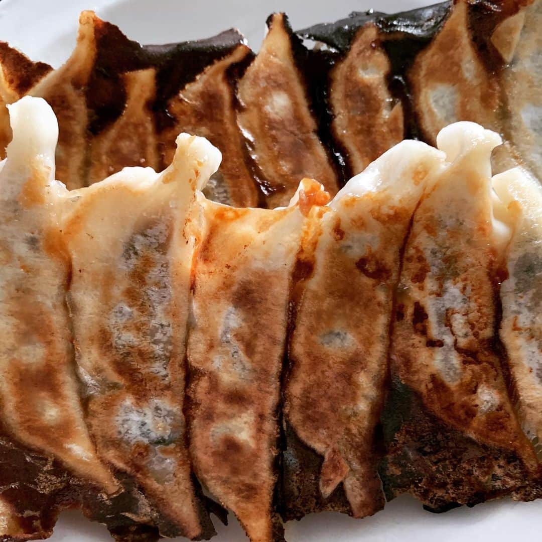 玉城ちはるのインスタグラム：「【 餃子焼くのが苦手な餃子女子 】  私にしては上手に焼けたので笑笑  北海道出身のママ友がプレゼントでくれました❤️  この餃子はお初です🌸  道内産の豚肉　キャベツとニラ、ニンニクに生姜 というシンプルな具材で、 何個食べても飽きない昔ながらの味わいです🌸  北海道小麦100% 皮も薄すぎず、噛んだ時にもっちりとしたかみごたえもありました🌸^_^  お昼にこれ全部1人で食べてしまうくらいには美味しかったです❤️  #餃子 #餃子部 #餃子女子 #北の匠 #餃子屋北の匠」