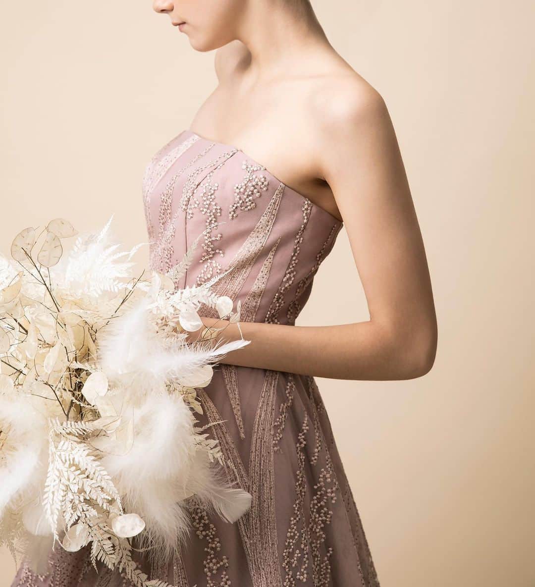 Dresses (ドレッシーズ)さんのインスタグラム写真 - (Dresses (ドレッシーズ)Instagram)「【ドレス診断～肩幅が広い花嫁さまのお悩み～】フォロワーの皆様からいただいた、ドレス診断のリクエストにお答えします！ 肩幅が広い女性に、美しく似合うウェディングドレスをご紹介！  ドレス選びのポイントはこちら♡ ✓あえて肩まわりを思い切り出すデザイン。 ビスチェ・ハートシェイプ・ざっくり広めのVネックなど、あえて潔く肩を見せるデザインが、肩幅広めの花嫁さまによく似合います✨  ✓肩以外の部分(主にスカート)に動き・インパクトがあるドレス。 ティアードスカートや、ボールガウンなどで下のほうにボリュームをつけたりすると◎ 立ち姿が一層美しく見えます。  ✓肩紐が太いVネックドレス。  なるべく肌を露出したくない花嫁さまにおすすめ！  ちょっとしたコツで、体型カバーが叶います✨ ドレス選びの参考になるよう、お気に入りに保存してくださいね♡♡﻿ ドレスのお問い合わせは@dresses_weddingdress にDM💌  Dresses割引ございます!! ※諸条件あります お気軽にお問い合わせくださいませ。 ------------------------- ドレスは絶対に後悔したくない方の為の結婚式場紹介サービス始めました！  #ドレス選びから始める結婚式場探し @dresses_weddingdress のInstagramに掲載している #antonioriva や #mirazwillinger など、インポートウェディングドレスがお得になります✨ おしゃれな花嫁様のための式場紹介サービスです♡  ・紹介会場一覧▶@dresses_weddingdress Top のURLより ・Instagram▶ @dresses_concierge  ドレスを後悔したくない方、好きなドレスをお得に着たい方、 @dresses_concierge へDMにてお気軽にお問い合わせください♡ *⠀ #2021婚 #2021春婚 #2021夏婚 #2021秋婚 #福岡花嫁 #関東花嫁 #東京花嫁 #体型カバードレス #福岡プレ花嫁 #fiorebianca_dresses #Antonioriva_dresses #レースドレス #プリンセスドレス #プリンセスライン #aラインドレス #vネックドレス #カラードレス #ピンクドレス #赤ドレス #ネイビードレス」12月14日 19時50分 - dresses_weddings