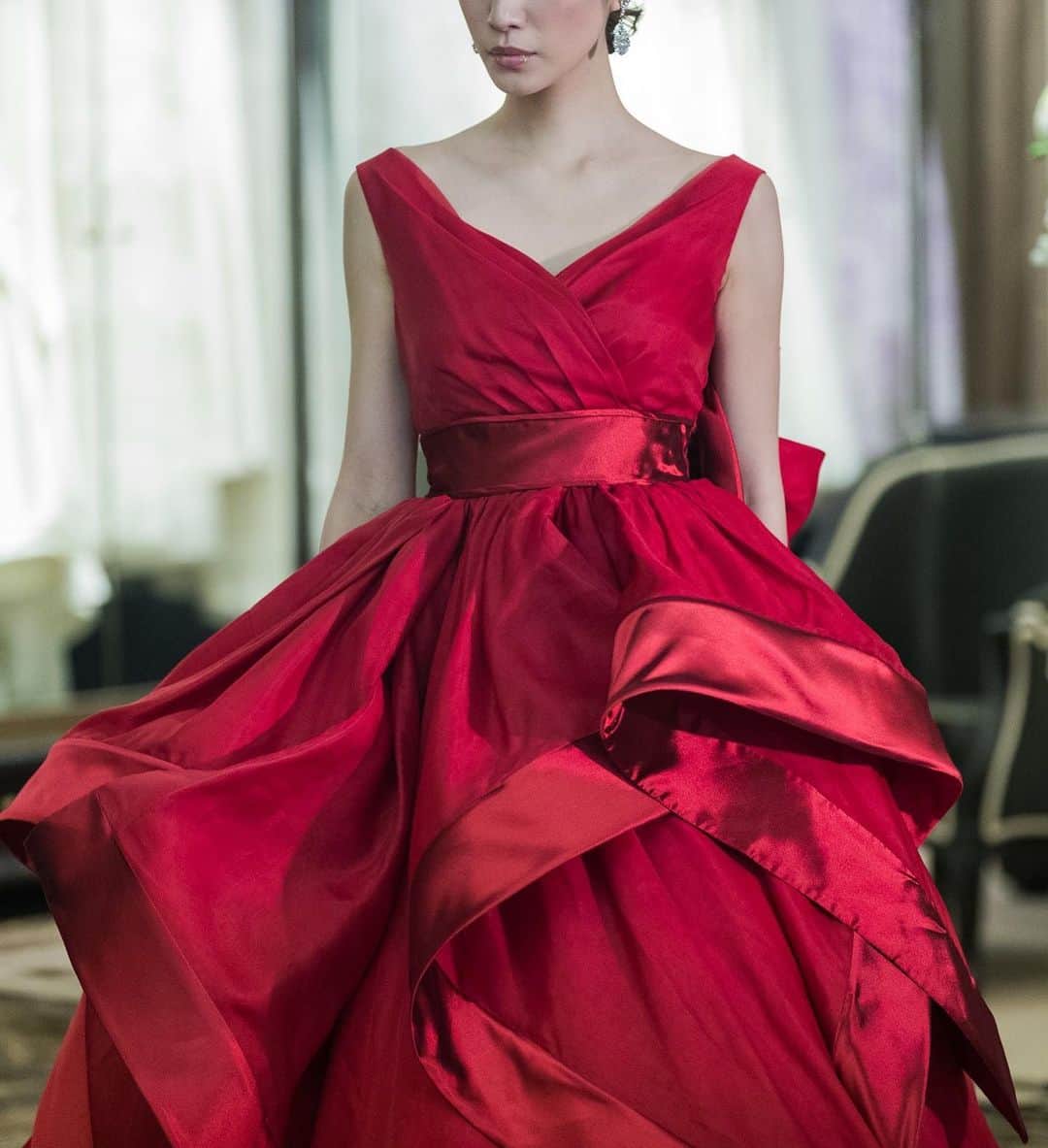 Dresses (ドレッシーズ)さんのインスタグラム写真 - (Dresses (ドレッシーズ)Instagram)「【ドレス診断～肩幅が広い花嫁さまのお悩み～】フォロワーの皆様からいただいた、ドレス診断のリクエストにお答えします！ 肩幅が広い女性に、美しく似合うウェディングドレスをご紹介！  ドレス選びのポイントはこちら♡ ✓あえて肩まわりを思い切り出すデザイン。 ビスチェ・ハートシェイプ・ざっくり広めのVネックなど、あえて潔く肩を見せるデザインが、肩幅広めの花嫁さまによく似合います✨  ✓肩以外の部分(主にスカート)に動き・インパクトがあるドレス。 ティアードスカートや、ボールガウンなどで下のほうにボリュームをつけたりすると◎ 立ち姿が一層美しく見えます。  ✓肩紐が太いVネックドレス。  なるべく肌を露出したくない花嫁さまにおすすめ！  ちょっとしたコツで、体型カバーが叶います✨ ドレス選びの参考になるよう、お気に入りに保存してくださいね♡♡﻿ ドレスのお問い合わせは@dresses_weddingdress にDM💌  Dresses割引ございます!! ※諸条件あります お気軽にお問い合わせくださいませ。 ------------------------- ドレスは絶対に後悔したくない方の為の結婚式場紹介サービス始めました！  #ドレス選びから始める結婚式場探し @dresses_weddingdress のInstagramに掲載している #antonioriva や #mirazwillinger など、インポートウェディングドレスがお得になります✨ おしゃれな花嫁様のための式場紹介サービスです♡  ・紹介会場一覧▶@dresses_weddingdress Top のURLより ・Instagram▶ @dresses_concierge  ドレスを後悔したくない方、好きなドレスをお得に着たい方、 @dresses_concierge へDMにてお気軽にお問い合わせください♡ *⠀ #2021婚 #2021春婚 #2021夏婚 #2021秋婚 #福岡花嫁 #関東花嫁 #東京花嫁 #体型カバードレス #福岡プレ花嫁 #fiorebianca_dresses #Antonioriva_dresses #レースドレス #プリンセスドレス #プリンセスライン #aラインドレス #vネックドレス #カラードレス #ピンクドレス #赤ドレス #ネイビードレス」12月14日 19時50分 - dresses_weddings