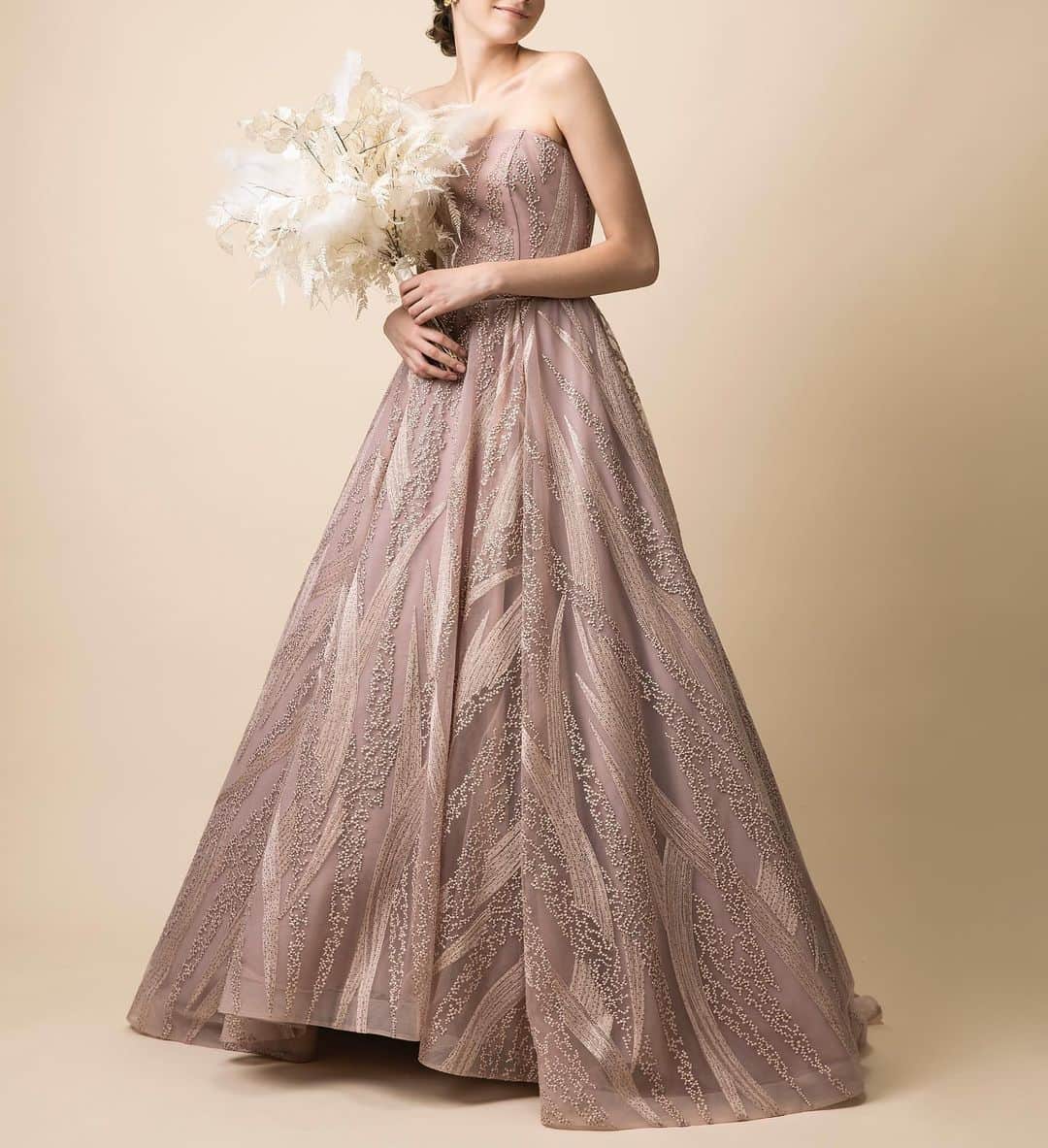 Dresses (ドレッシーズ)さんのインスタグラム写真 - (Dresses (ドレッシーズ)Instagram)「【ドレス診断～肩幅が広い花嫁さまのお悩み～】フォロワーの皆様からいただいた、ドレス診断のリクエストにお答えします！ 肩幅が広い女性に、美しく似合うウェディングドレスをご紹介！  ドレス選びのポイントはこちら♡ ✓あえて肩まわりを思い切り出すデザイン。 ビスチェ・ハートシェイプ・ざっくり広めのVネックなど、あえて潔く肩を見せるデザインが、肩幅広めの花嫁さまによく似合います✨  ✓肩以外の部分(主にスカート)に動き・インパクトがあるドレス。 ティアードスカートや、ボールガウンなどで下のほうにボリュームをつけたりすると◎ 立ち姿が一層美しく見えます。  ✓肩紐が太いVネックドレス。  なるべく肌を露出したくない花嫁さまにおすすめ！  ちょっとしたコツで、体型カバーが叶います✨ ドレス選びの参考になるよう、お気に入りに保存してくださいね♡♡﻿ ドレスのお問い合わせは@dresses_weddingdress にDM💌  Dresses割引ございます!! ※諸条件あります お気軽にお問い合わせくださいませ。 ------------------------- ドレスは絶対に後悔したくない方の為の結婚式場紹介サービス始めました！  #ドレス選びから始める結婚式場探し @dresses_weddingdress のInstagramに掲載している #antonioriva や #mirazwillinger など、インポートウェディングドレスがお得になります✨ おしゃれな花嫁様のための式場紹介サービスです♡  ・紹介会場一覧▶@dresses_weddingdress Top のURLより ・Instagram▶ @dresses_concierge  ドレスを後悔したくない方、好きなドレスをお得に着たい方、 @dresses_concierge へDMにてお気軽にお問い合わせください♡ *⠀ #2021婚 #2021春婚 #2021夏婚 #2021秋婚 #福岡花嫁 #関東花嫁 #東京花嫁 #体型カバードレス #福岡プレ花嫁 #fiorebianca_dresses #Antonioriva_dresses #レースドレス #プリンセスドレス #プリンセスライン #aラインドレス #vネックドレス #カラードレス #ピンクドレス #赤ドレス #ネイビードレス」12月14日 19時50分 - dresses_weddings