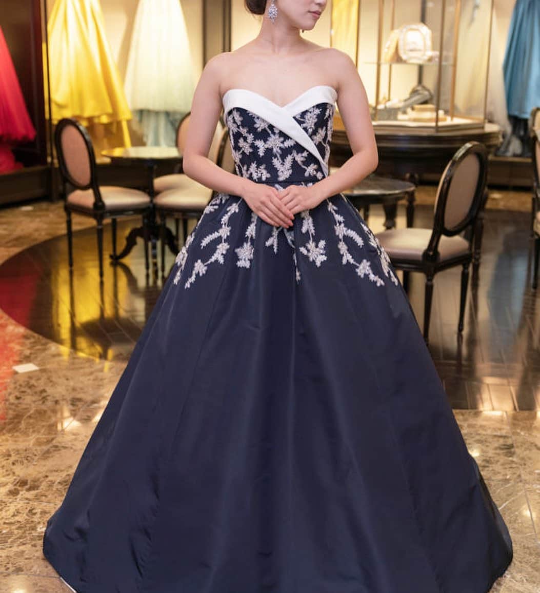 Dresses (ドレッシーズ)さんのインスタグラム写真 - (Dresses (ドレッシーズ)Instagram)「【ドレス診断～肩幅が広い花嫁さまのお悩み～】フォロワーの皆様からいただいた、ドレス診断のリクエストにお答えします！ 肩幅が広い女性に、美しく似合うウェディングドレスをご紹介！  ドレス選びのポイントはこちら♡ ✓あえて肩まわりを思い切り出すデザイン。 ビスチェ・ハートシェイプ・ざっくり広めのVネックなど、あえて潔く肩を見せるデザインが、肩幅広めの花嫁さまによく似合います✨  ✓肩以外の部分(主にスカート)に動き・インパクトがあるドレス。 ティアードスカートや、ボールガウンなどで下のほうにボリュームをつけたりすると◎ 立ち姿が一層美しく見えます。  ✓肩紐が太いVネックドレス。  なるべく肌を露出したくない花嫁さまにおすすめ！  ちょっとしたコツで、体型カバーが叶います✨ ドレス選びの参考になるよう、お気に入りに保存してくださいね♡♡﻿ ドレスのお問い合わせは@dresses_weddingdress にDM💌  Dresses割引ございます!! ※諸条件あります お気軽にお問い合わせくださいませ。 ------------------------- ドレスは絶対に後悔したくない方の為の結婚式場紹介サービス始めました！  #ドレス選びから始める結婚式場探し @dresses_weddingdress のInstagramに掲載している #antonioriva や #mirazwillinger など、インポートウェディングドレスがお得になります✨ おしゃれな花嫁様のための式場紹介サービスです♡  ・紹介会場一覧▶@dresses_weddingdress Top のURLより ・Instagram▶ @dresses_concierge  ドレスを後悔したくない方、好きなドレスをお得に着たい方、 @dresses_concierge へDMにてお気軽にお問い合わせください♡ *⠀ #2021婚 #2021春婚 #2021夏婚 #2021秋婚 #福岡花嫁 #関東花嫁 #東京花嫁 #体型カバードレス #福岡プレ花嫁 #fiorebianca_dresses #Antonioriva_dresses #レースドレス #プリンセスドレス #プリンセスライン #aラインドレス #vネックドレス #カラードレス #ピンクドレス #赤ドレス #ネイビードレス」12月14日 19時50分 - dresses_weddings