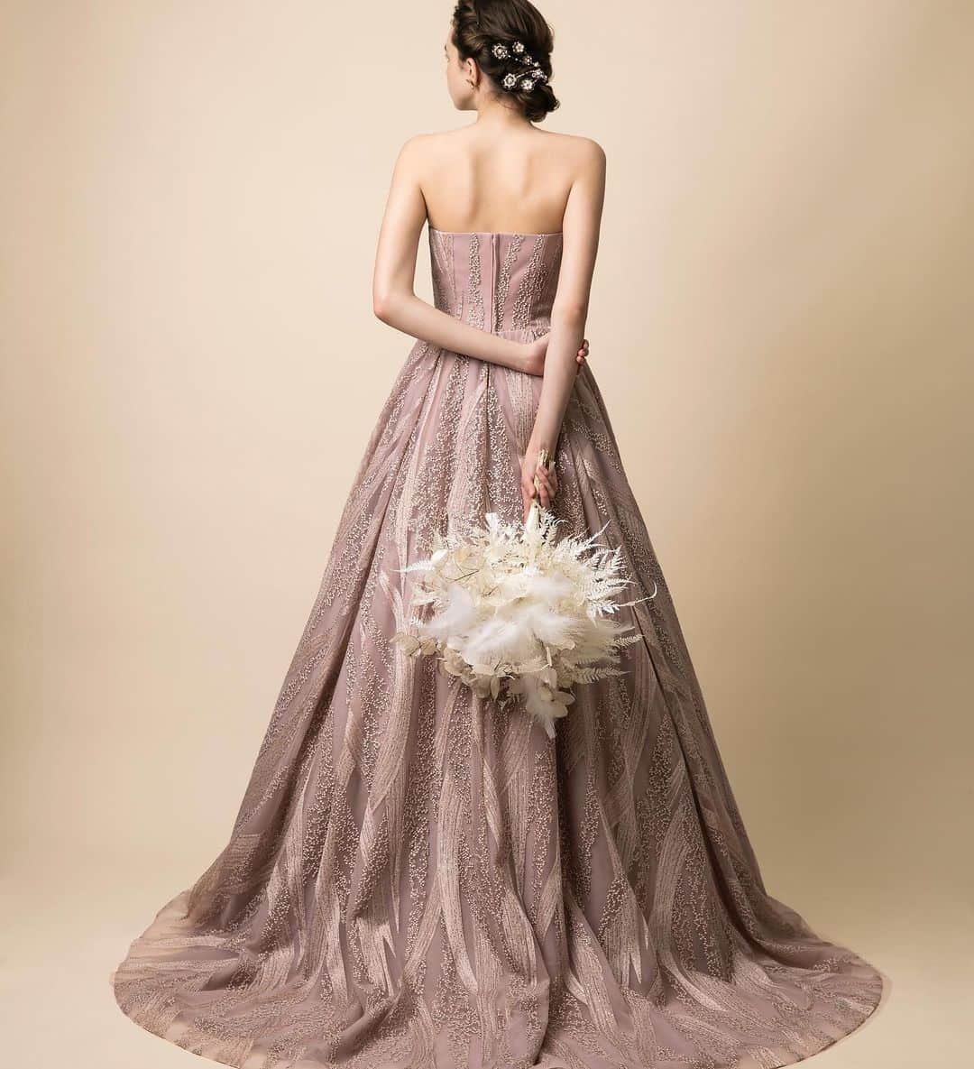 Dresses (ドレッシーズ)さんのインスタグラム写真 - (Dresses (ドレッシーズ)Instagram)「【ドレス診断～肩幅が広い花嫁さまのお悩み～】フォロワーの皆様からいただいた、ドレス診断のリクエストにお答えします！ 肩幅が広い女性に、美しく似合うウェディングドレスをご紹介！  ドレス選びのポイントはこちら♡ ✓あえて肩まわりを思い切り出すデザイン。 ビスチェ・ハートシェイプ・ざっくり広めのVネックなど、あえて潔く肩を見せるデザインが、肩幅広めの花嫁さまによく似合います✨  ✓肩以外の部分(主にスカート)に動き・インパクトがあるドレス。 ティアードスカートや、ボールガウンなどで下のほうにボリュームをつけたりすると◎ 立ち姿が一層美しく見えます。  ✓肩紐が太いVネックドレス。  なるべく肌を露出したくない花嫁さまにおすすめ！  ちょっとしたコツで、体型カバーが叶います✨ ドレス選びの参考になるよう、お気に入りに保存してくださいね♡♡﻿ ドレスのお問い合わせは@dresses_weddingdress にDM💌  Dresses割引ございます!! ※諸条件あります お気軽にお問い合わせくださいませ。 ------------------------- ドレスは絶対に後悔したくない方の為の結婚式場紹介サービス始めました！  #ドレス選びから始める結婚式場探し @dresses_weddingdress のInstagramに掲載している #antonioriva や #mirazwillinger など、インポートウェディングドレスがお得になります✨ おしゃれな花嫁様のための式場紹介サービスです♡  ・紹介会場一覧▶@dresses_weddingdress Top のURLより ・Instagram▶ @dresses_concierge  ドレスを後悔したくない方、好きなドレスをお得に着たい方、 @dresses_concierge へDMにてお気軽にお問い合わせください♡ *⠀ #2021婚 #2021春婚 #2021夏婚 #2021秋婚 #福岡花嫁 #関東花嫁 #東京花嫁 #体型カバードレス #福岡プレ花嫁 #fiorebianca_dresses #Antonioriva_dresses #レースドレス #プリンセスドレス #プリンセスライン #aラインドレス #vネックドレス #カラードレス #ピンクドレス #赤ドレス #ネイビードレス」12月14日 19時50分 - dresses_weddings