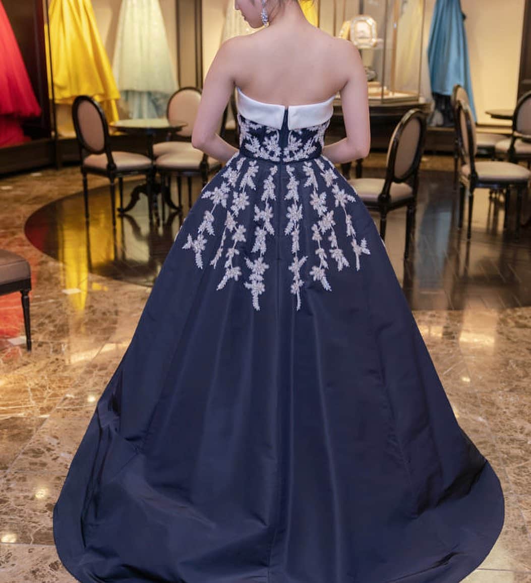 Dresses (ドレッシーズ)さんのインスタグラム写真 - (Dresses (ドレッシーズ)Instagram)「【ドレス診断～肩幅が広い花嫁さまのお悩み～】フォロワーの皆様からいただいた、ドレス診断のリクエストにお答えします！ 肩幅が広い女性に、美しく似合うウェディングドレスをご紹介！  ドレス選びのポイントはこちら♡ ✓あえて肩まわりを思い切り出すデザイン。 ビスチェ・ハートシェイプ・ざっくり広めのVネックなど、あえて潔く肩を見せるデザインが、肩幅広めの花嫁さまによく似合います✨  ✓肩以外の部分(主にスカート)に動き・インパクトがあるドレス。 ティアードスカートや、ボールガウンなどで下のほうにボリュームをつけたりすると◎ 立ち姿が一層美しく見えます。  ✓肩紐が太いVネックドレス。  なるべく肌を露出したくない花嫁さまにおすすめ！  ちょっとしたコツで、体型カバーが叶います✨ ドレス選びの参考になるよう、お気に入りに保存してくださいね♡♡﻿ ドレスのお問い合わせは@dresses_weddingdress にDM💌  Dresses割引ございます!! ※諸条件あります お気軽にお問い合わせくださいませ。 ------------------------- ドレスは絶対に後悔したくない方の為の結婚式場紹介サービス始めました！  #ドレス選びから始める結婚式場探し @dresses_weddingdress のInstagramに掲載している #antonioriva や #mirazwillinger など、インポートウェディングドレスがお得になります✨ おしゃれな花嫁様のための式場紹介サービスです♡  ・紹介会場一覧▶@dresses_weddingdress Top のURLより ・Instagram▶ @dresses_concierge  ドレスを後悔したくない方、好きなドレスをお得に着たい方、 @dresses_concierge へDMにてお気軽にお問い合わせください♡ *⠀ #2021婚 #2021春婚 #2021夏婚 #2021秋婚 #福岡花嫁 #関東花嫁 #東京花嫁 #体型カバードレス #福岡プレ花嫁 #fiorebianca_dresses #Antonioriva_dresses #レースドレス #プリンセスドレス #プリンセスライン #aラインドレス #vネックドレス #カラードレス #ピンクドレス #赤ドレス #ネイビードレス」12月14日 19時50分 - dresses_weddings