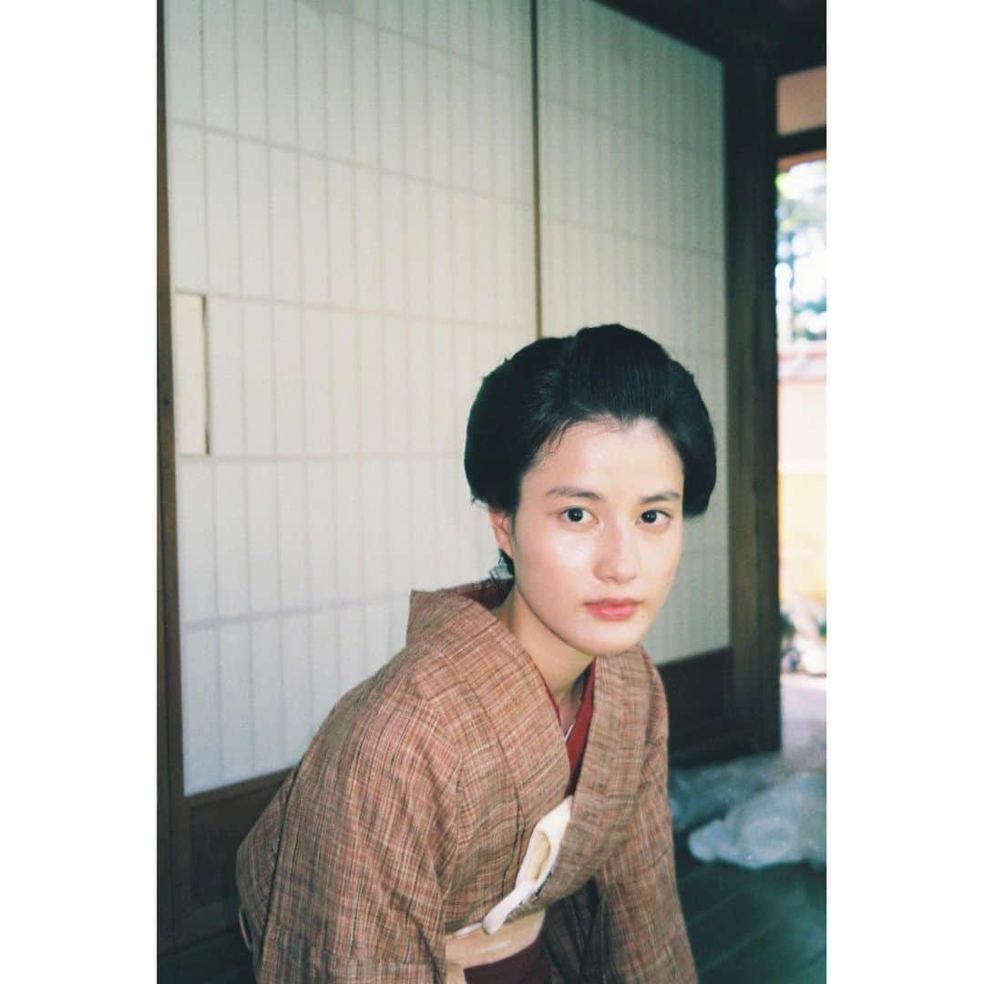 橋本愛さんのインスタグラム写真 - (橋本愛Instagram)「やっと今、いろんな女性たちとさらばして、千代ちゃんだけになりました。大河ドラマ「青天を衝け」、来年2/14から放送開始。あと２か月だ！ひゃ  いつもは私の中に役の心が入る気がするけど、 今回は千代の中に私が入ってる感覚。 千代ちゃんの中、すごく気持ちいい。 豊かで、柔らかくて、強くて、優しくて、かわいい。 1年以上もずっと居座させてもらえるなんて、幸せや。 私依り代だと思っていたけど、今回は千代ちゃんが器になってくれました。なんでだろう？実在した方だからかなあ、もしそうだとしたら、凄いなあ。震えるな。  生き心地なんてみんな違うし、幸せも悲しみの質感もみんな違うんだって、演じながら人間を肌で知っていく感覚は、堪らないなあと思います。  おたのしみに🥰」12月14日 19時51分 - ai__hashimoto