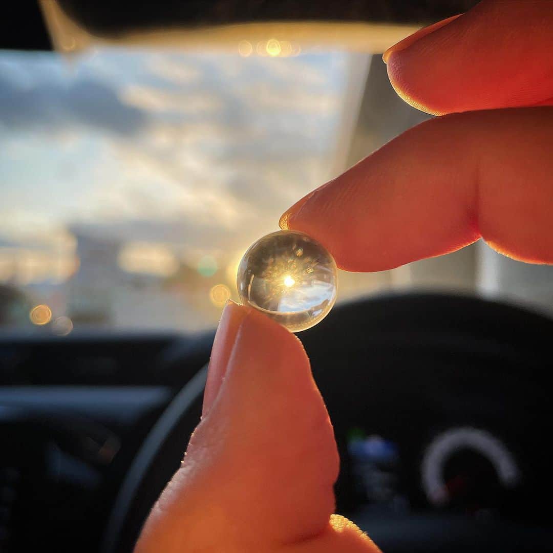 深井愛のインスタグラム：「温かく降り注ぐ光を集めて 心にカラッと太陽を作りましょうねえ☀️ . どこでも湿るとカビが生えるし せっかく生えるなら新芽の方が良いよねえ🌱 . 心身ともに温めて 寒冬を乗り越えよ🥲☀️ . #明日寒いねんて #嫌やな頑張ろな #寒いの苦手 #でも厚着も苦手 #肩凝るから #パッチ最高 #タートルネック最高 #病んでません #通常運転です👍」