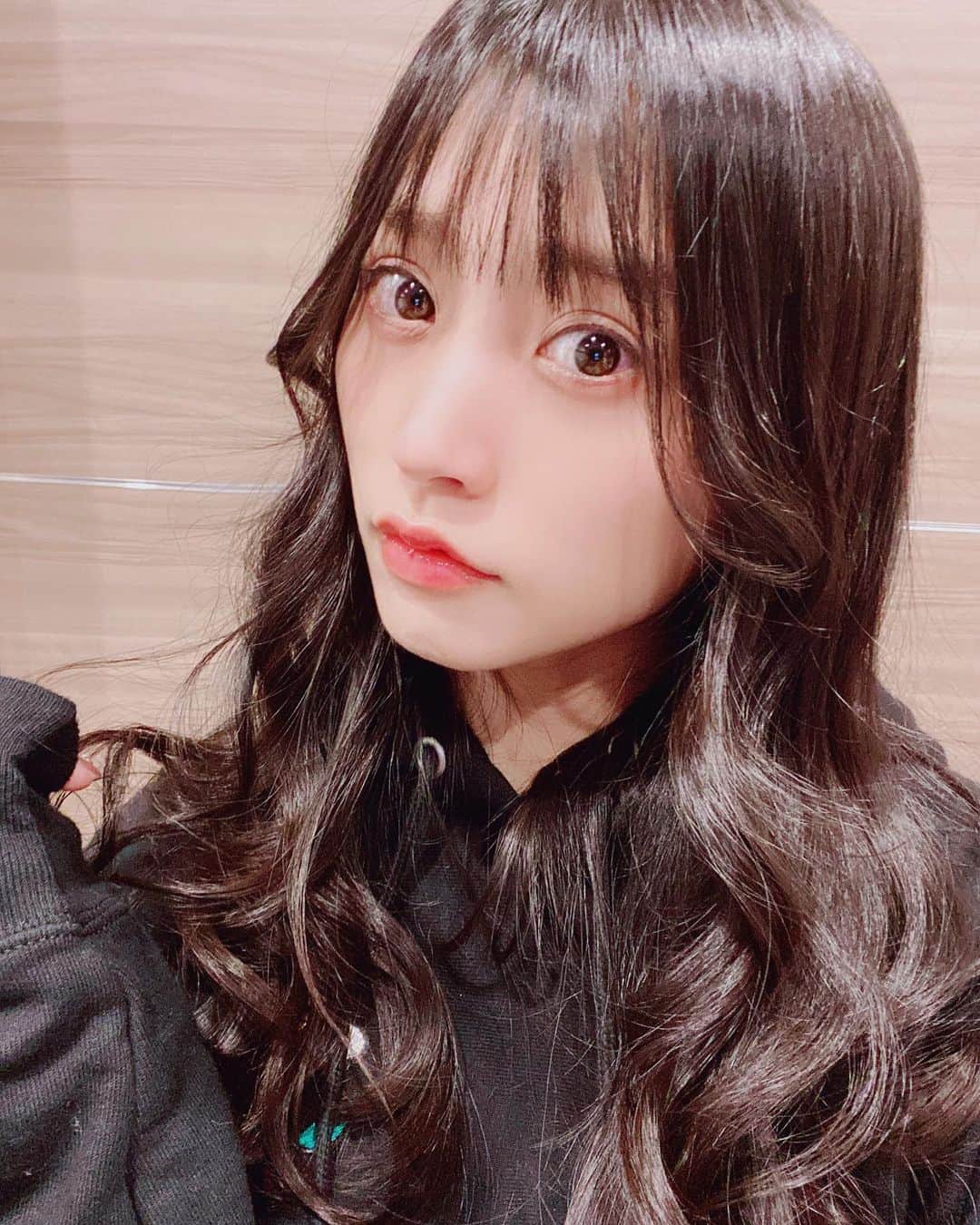 根岸愛のインスタグラム：「💇‍♀️✨💇‍♀️ 美容室アトリエスリー(@threeharajuku )で髪整えてきました🥰 前髪すっきり髪も生き返った〜 #hair #hairstyle #hairsalon #longhair #blackhair #美容室 #黒髪 #ロングヘア #黒髪ロング」